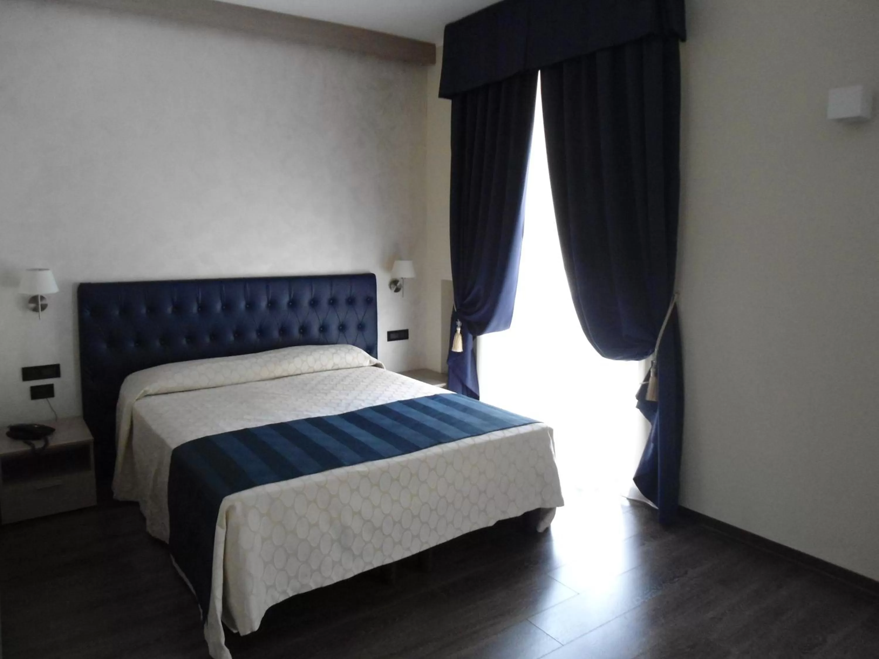 Balcony/Terrace, Bed in Hotel Continental