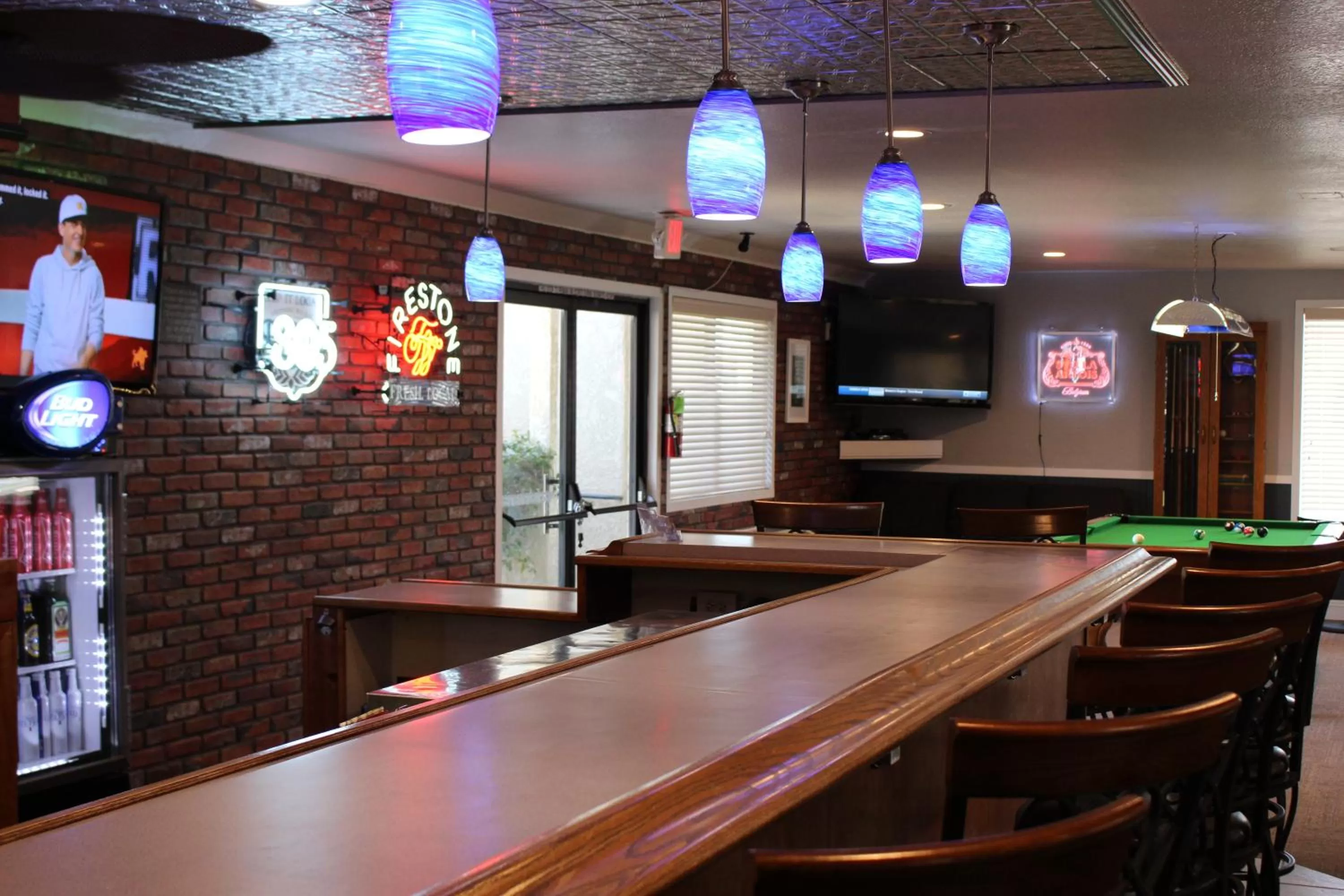Lounge or bar in O'Cairns Inn and Suites