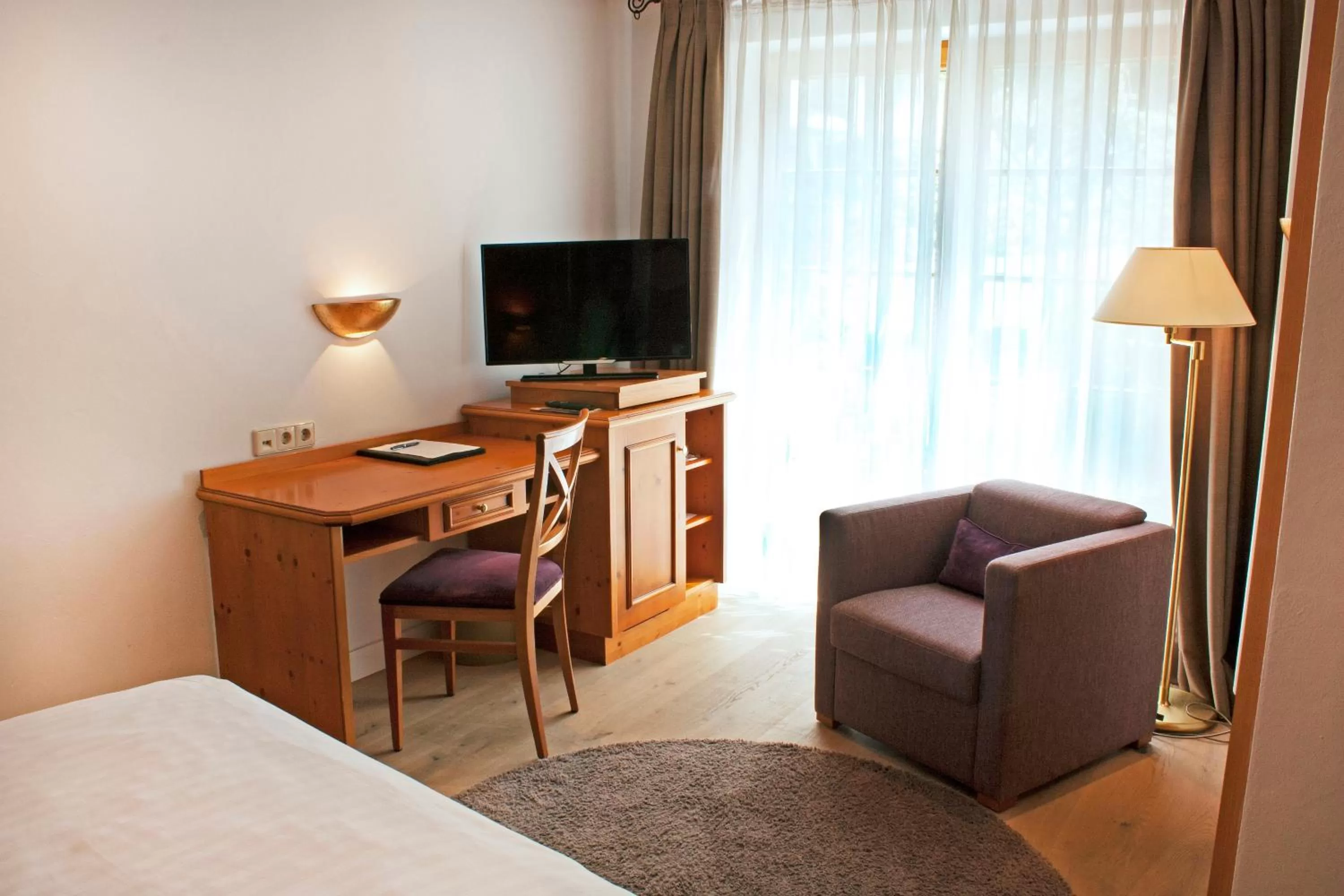 Photo of the whole room, Bed in Hotel Bayerischer Hof