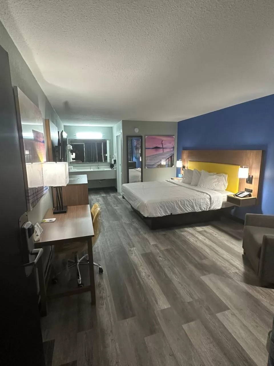 Bedroom, Bed in Days Inn & Suites by Wyndham Jennings