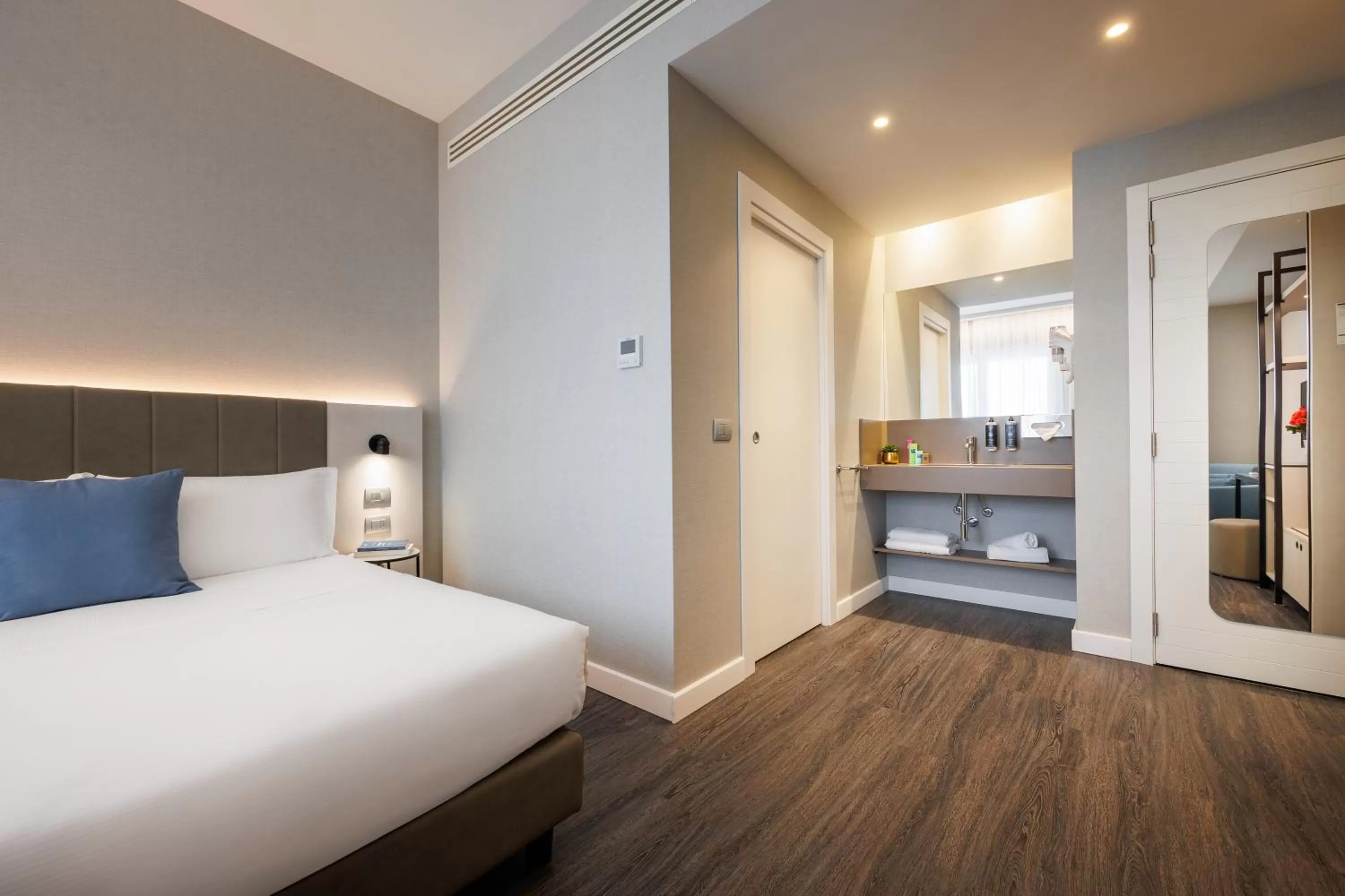 View (from property/room), Bed in IH Hotels Milano Centrale