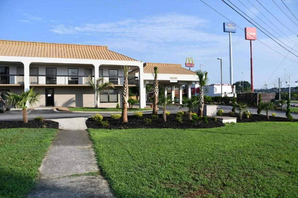 Property building in Baymont by Wyndham Macon I-75