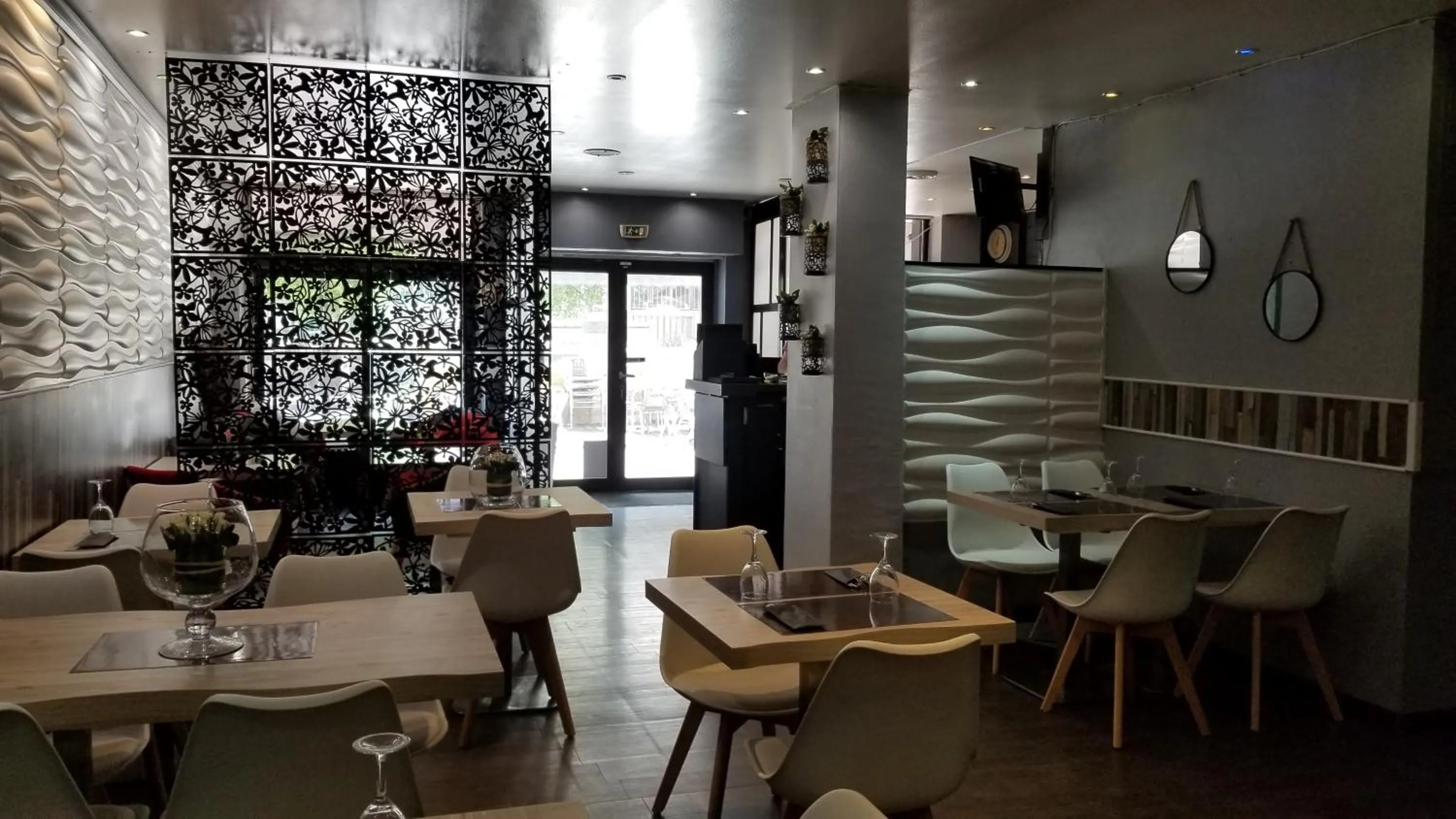 Restaurant/places to eat in hotel de la gare