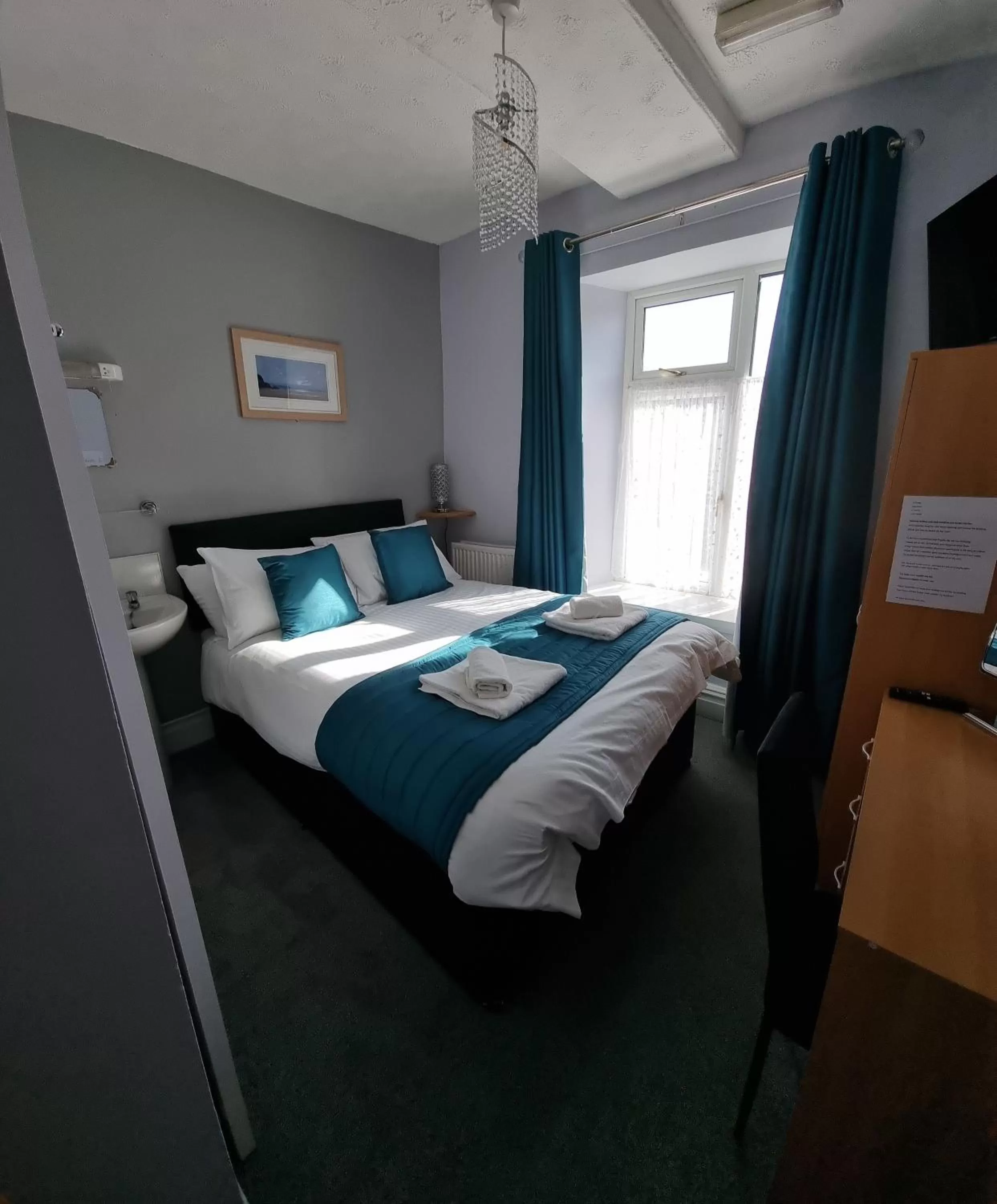 Bedroom, Bed in City Inn