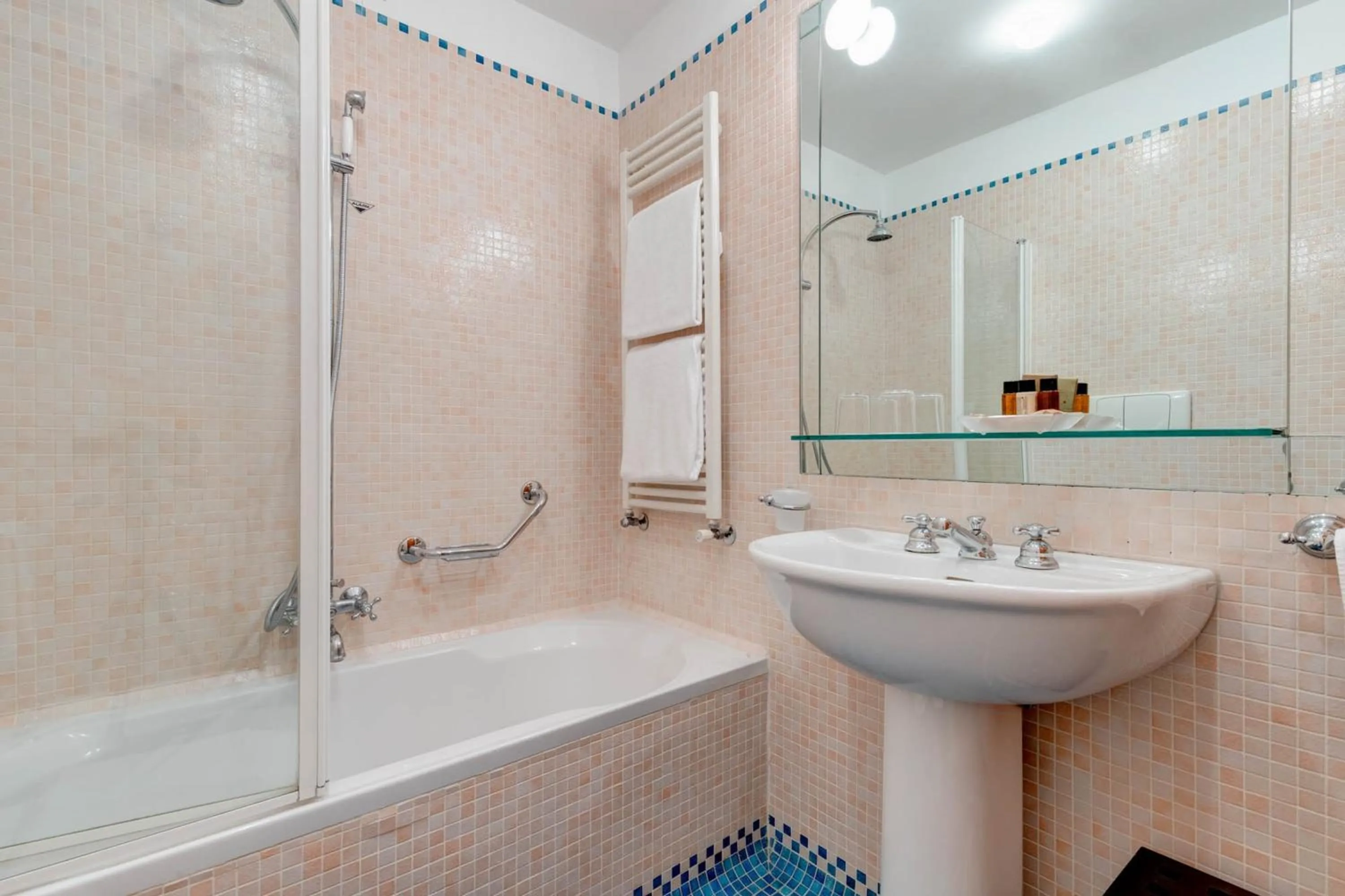 Bathroom in Hotel Continental