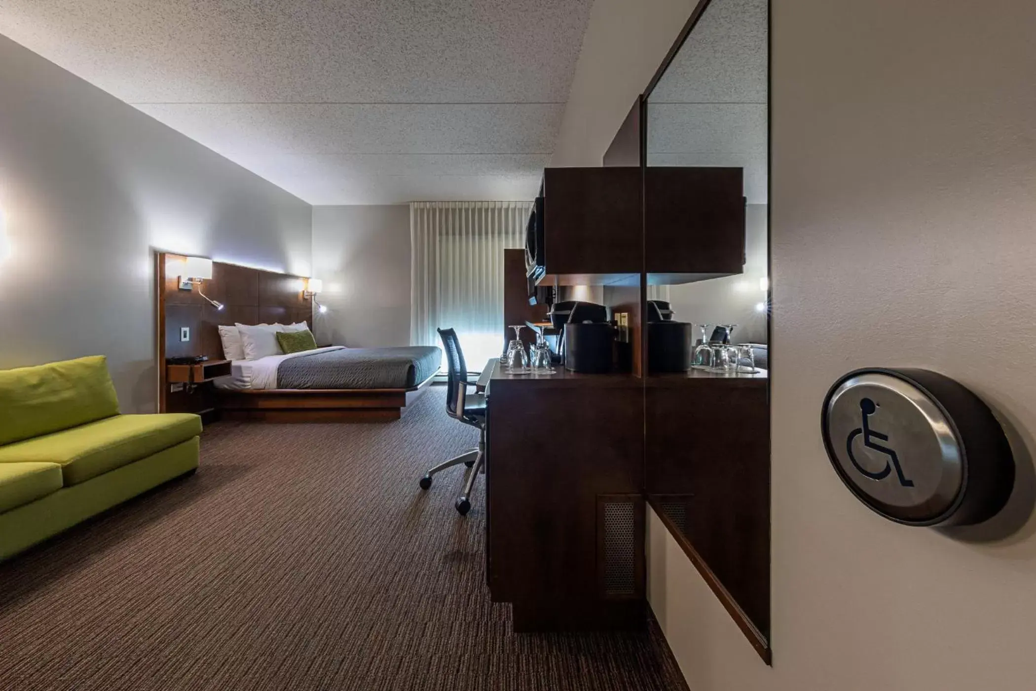 Queen Room - Disability Access in Hôtel & Suites Normandin Québec Queen Room - Disability Access in Hôtel & Suites Normandin Québec