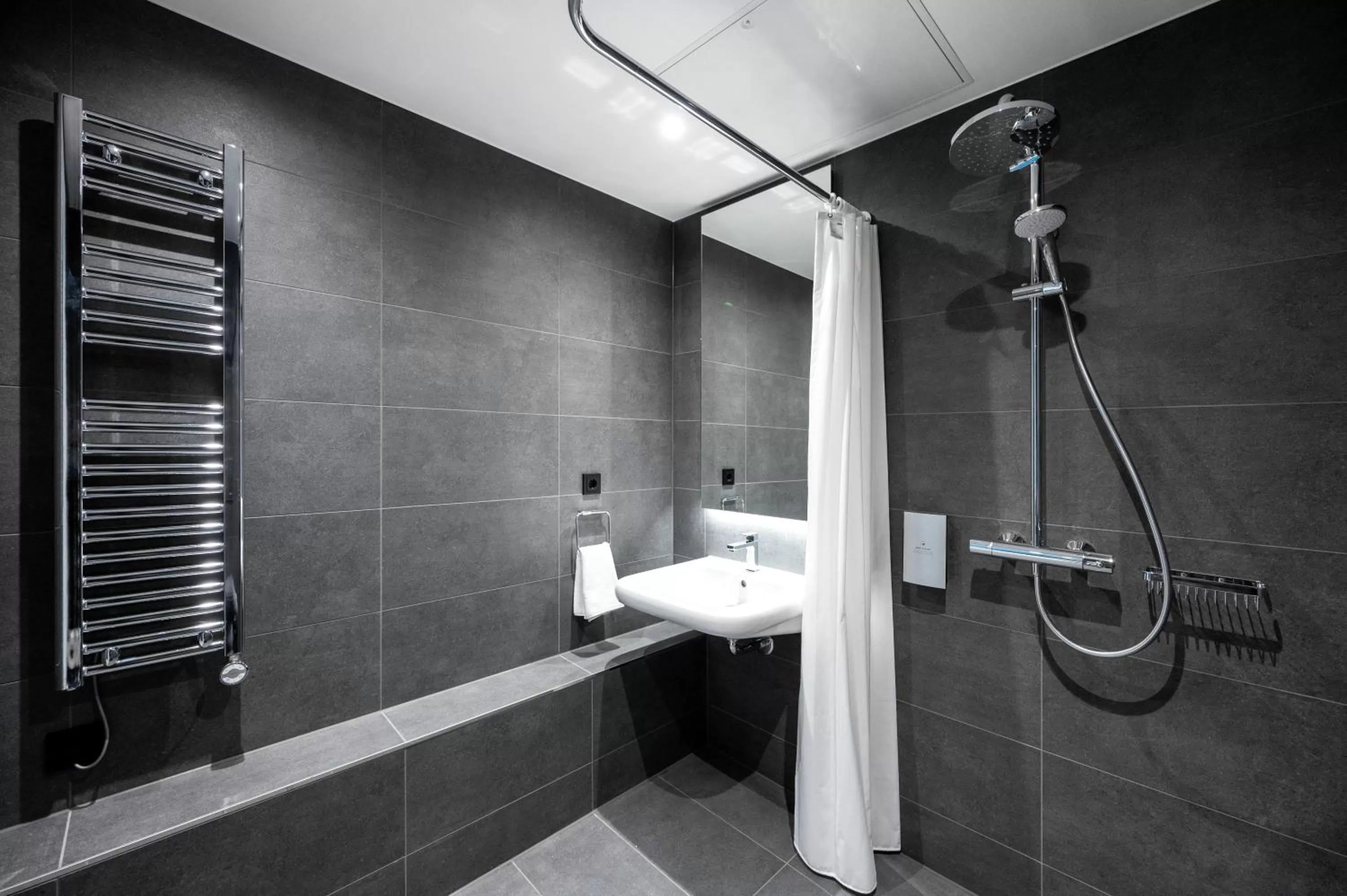 Shower in Staycity Aparthotels Frankfurt Airport