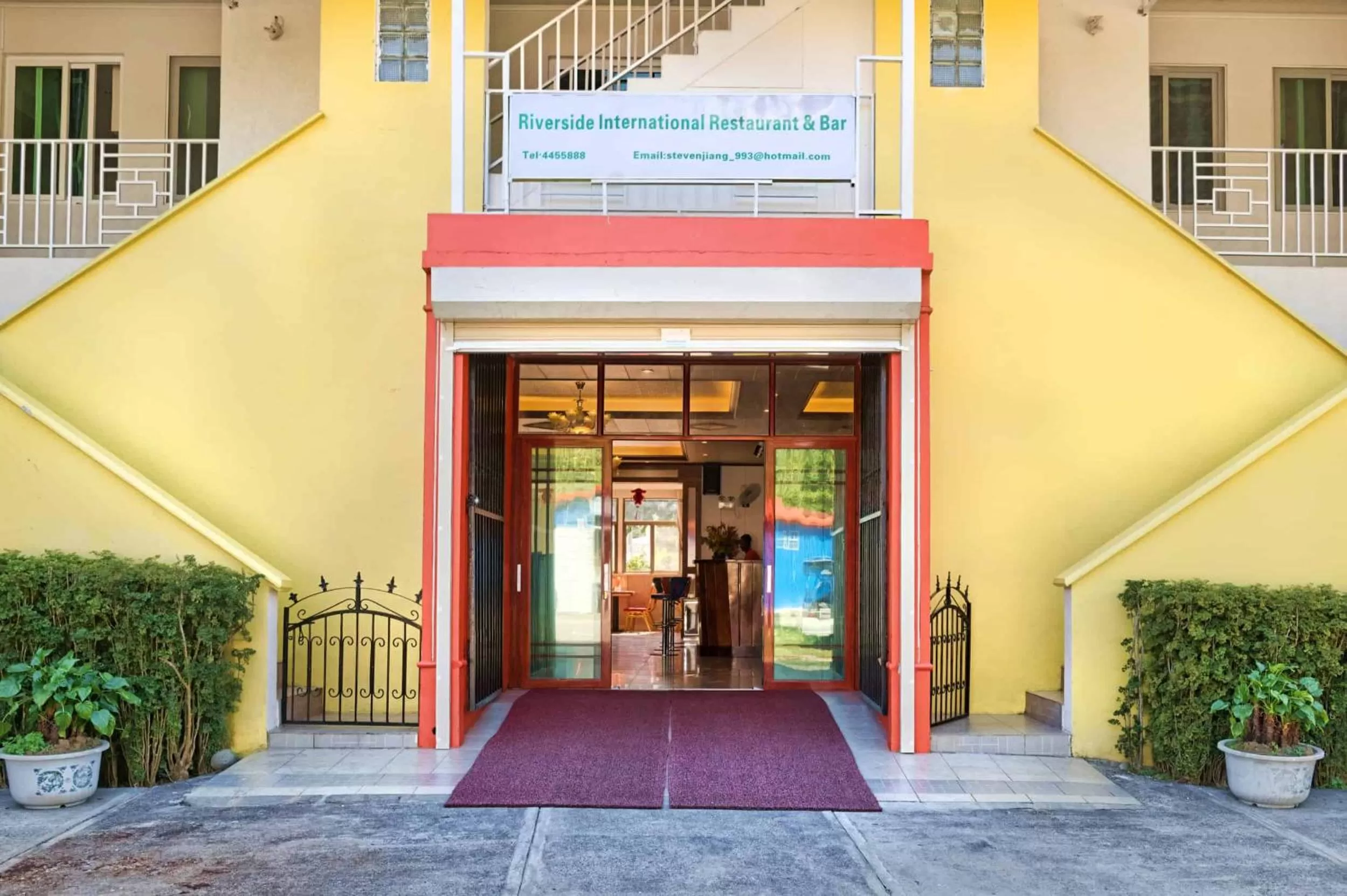 Facade/entrance in Riverside Hotel