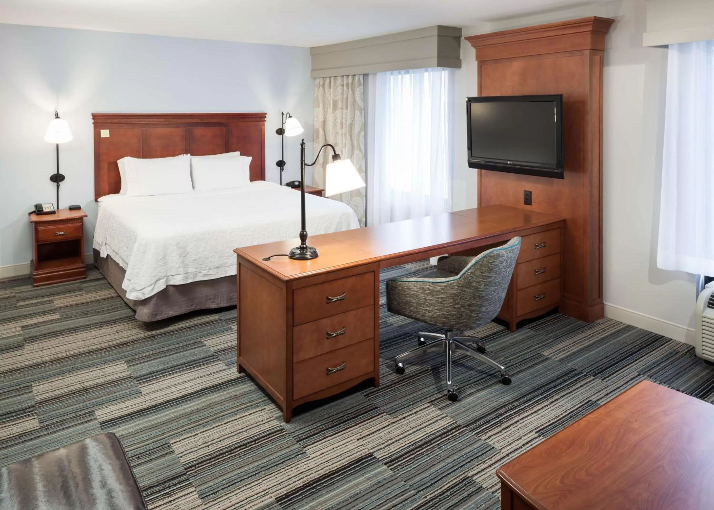 King Suite Mobility/Hearing Access with Tub - Non-Smoking in Hampton Inn & Suites Cedar Rapids