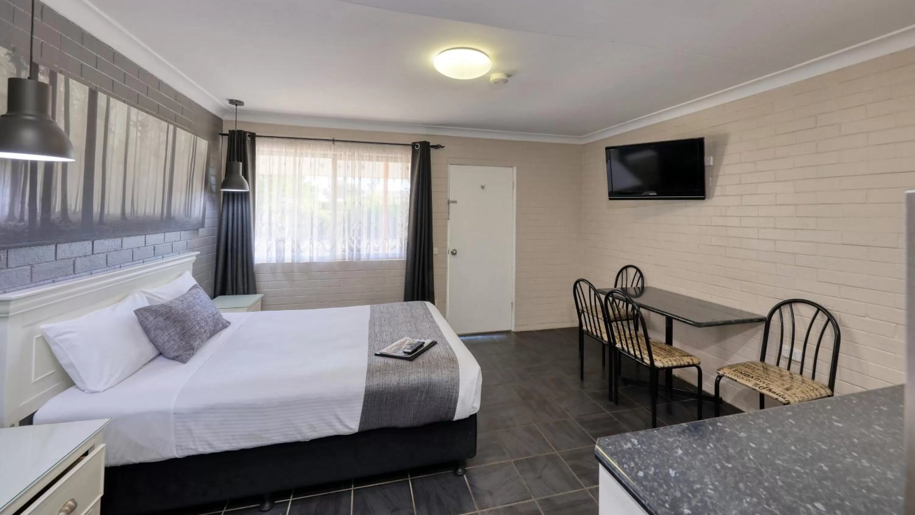Dining area, Bed in Country Leisure Motor Inn