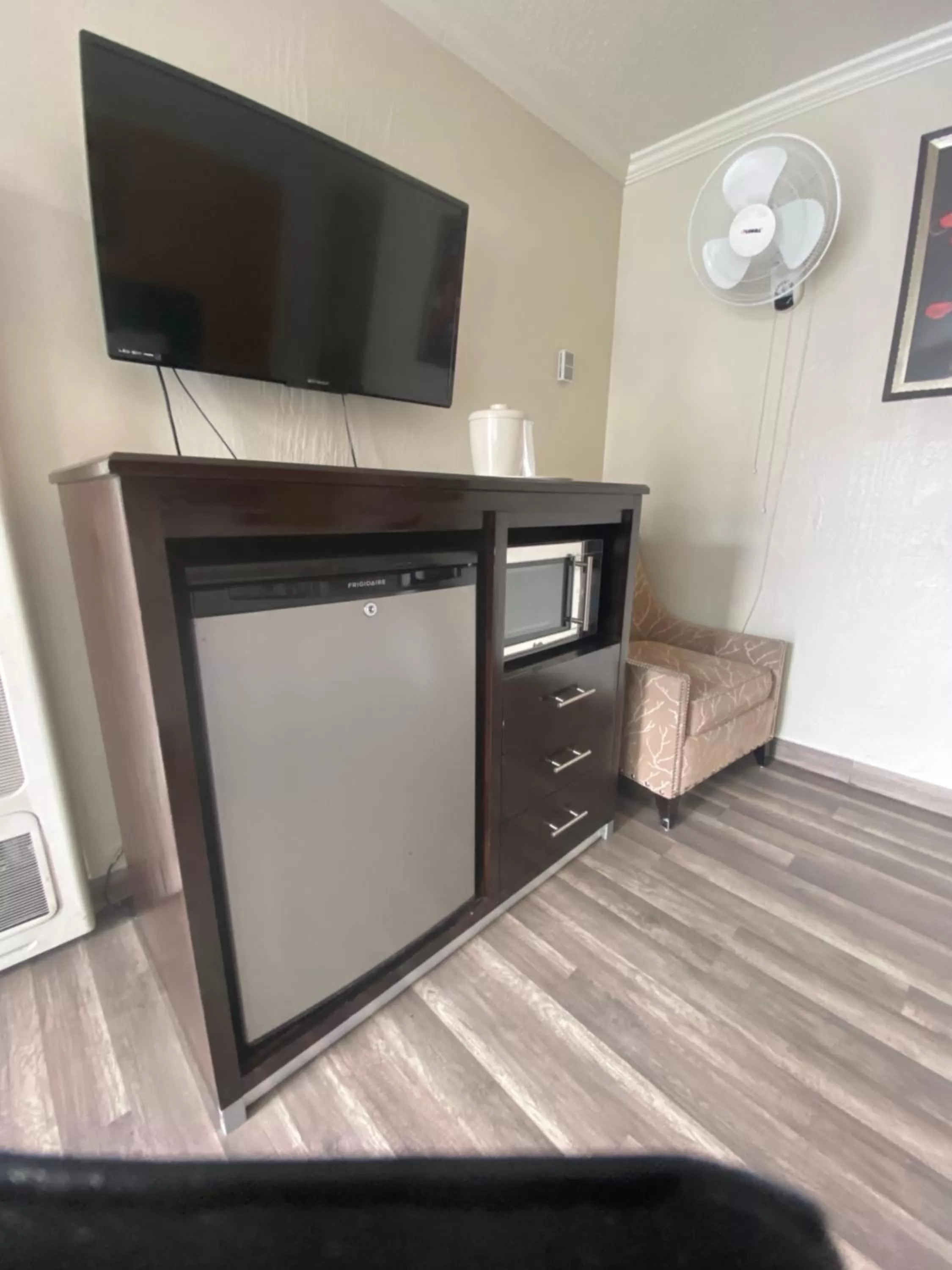 TV and multimedia in Budget INN At The Heavenly Gondola