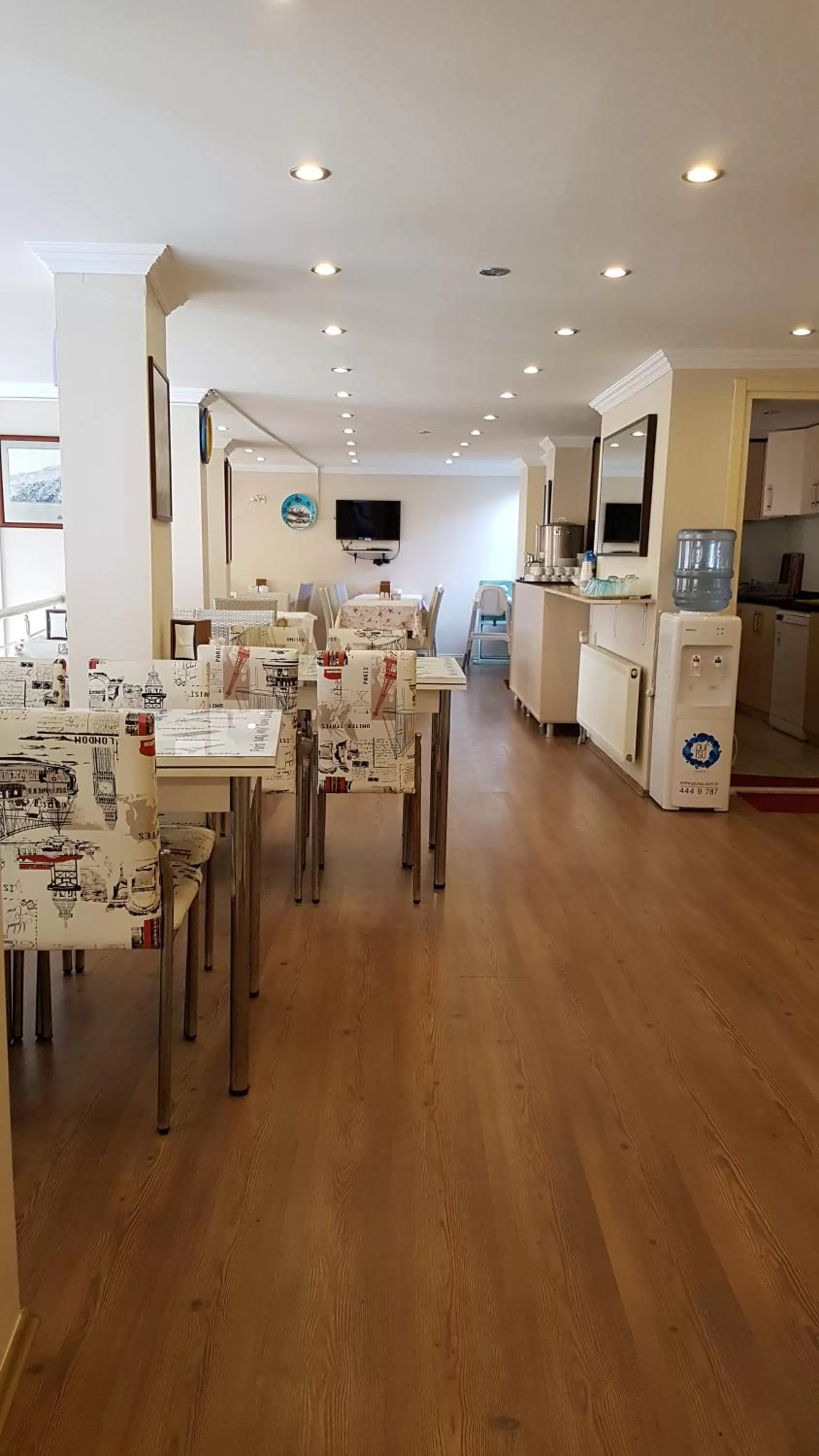 Restaurant/places to eat in Hotel Crowded House