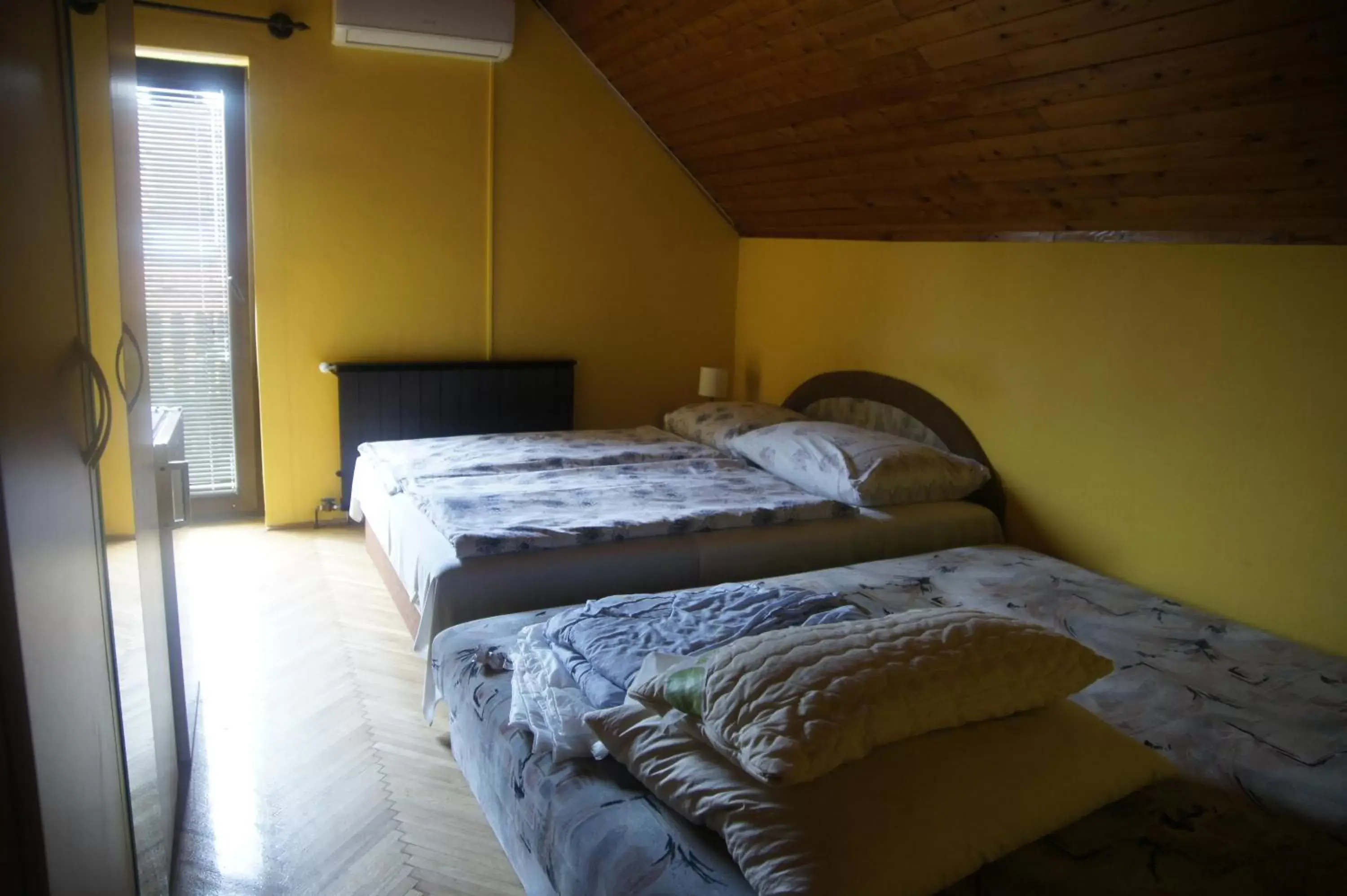 Executive Queen Room with Two Queen Beds in Szuzanna Fenyves Panzió Executive Queen Room with Two Queen Beds in Szuzanna Fenyves Panzió