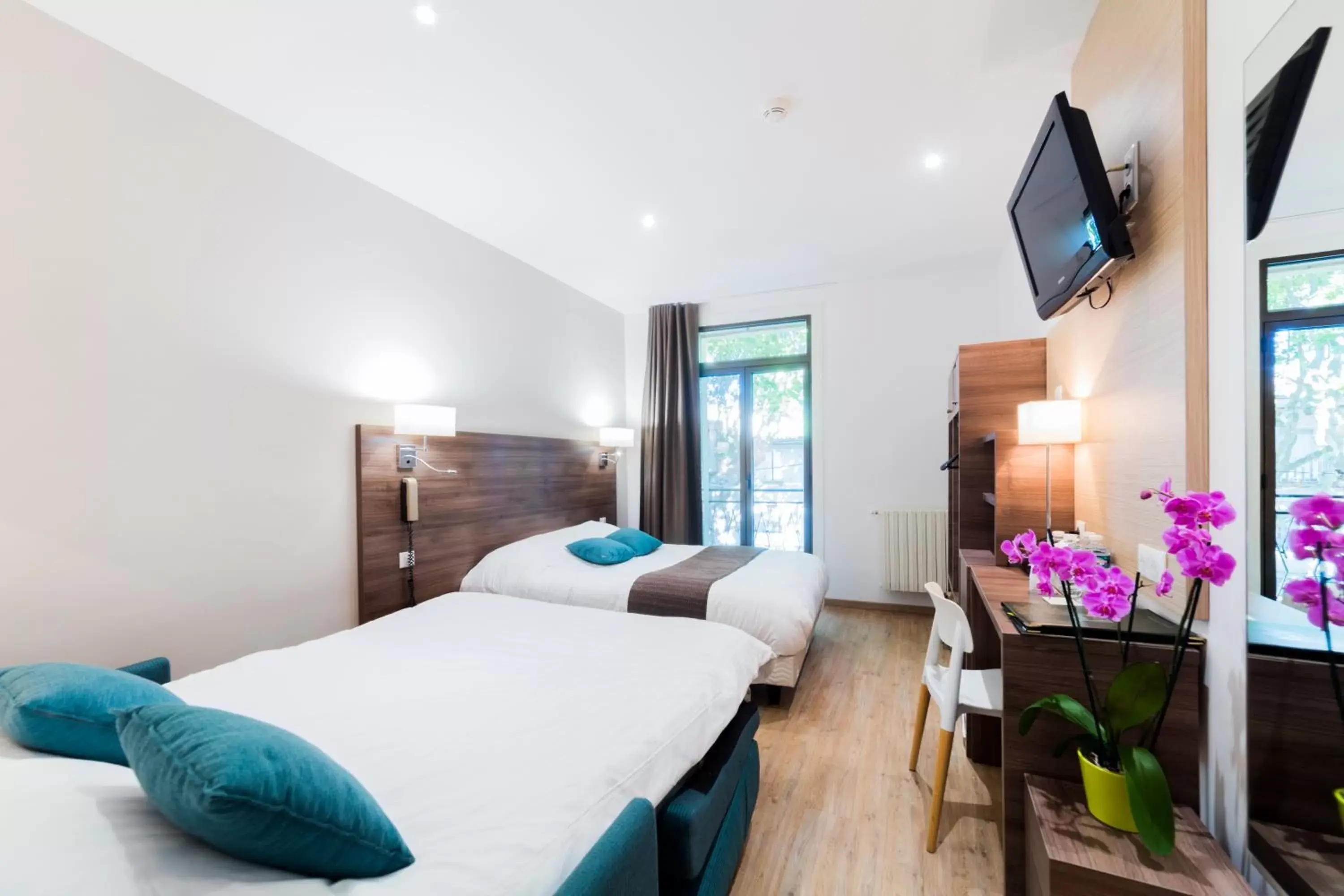 Premium Quadruple Room in Logis Hôtel Restaurant Le Cours Premium Quadruple Room in Logis Hôtel Restaurant Le Cours