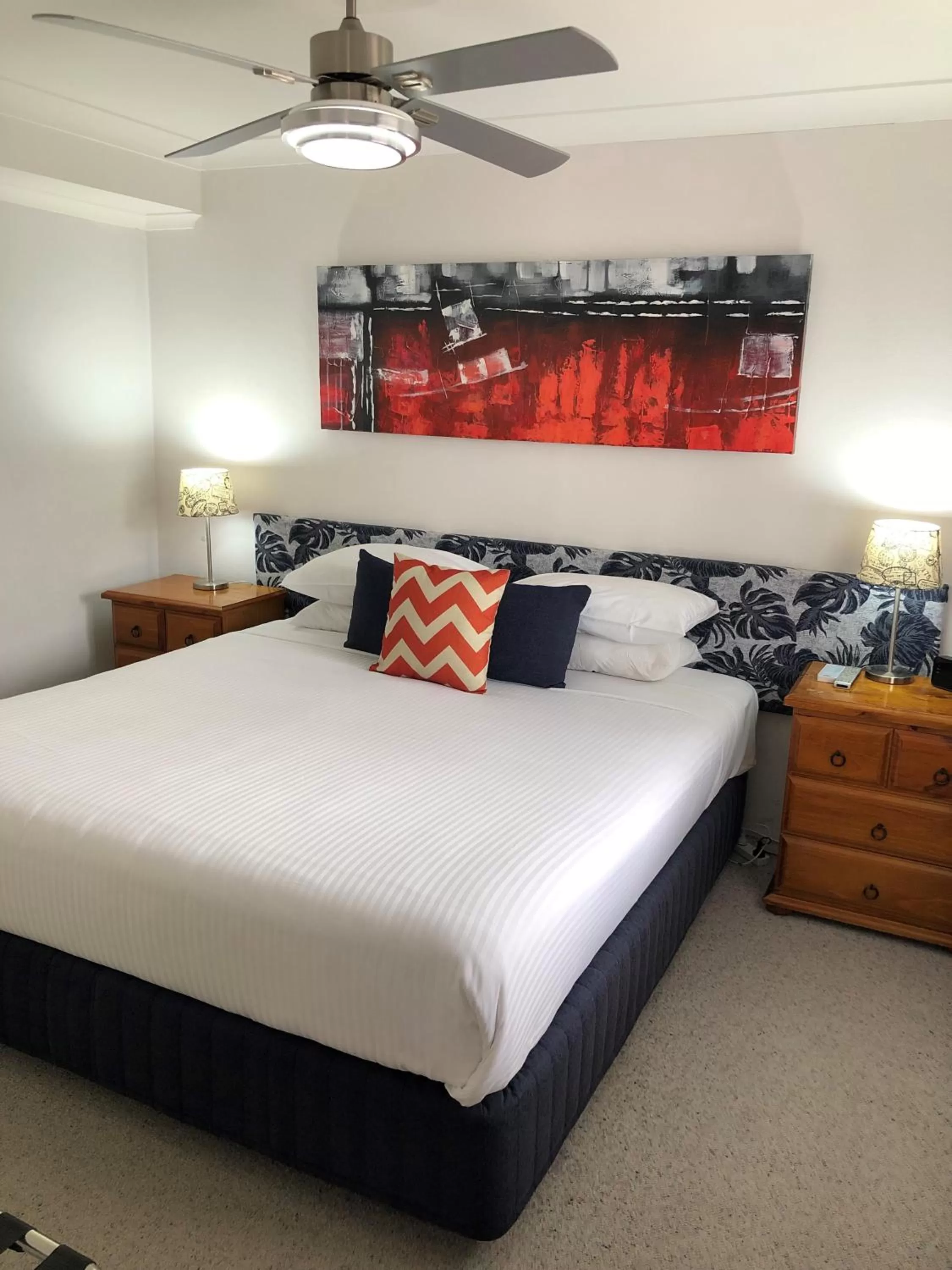 Bed in Avaleen Lodge Motor Inn