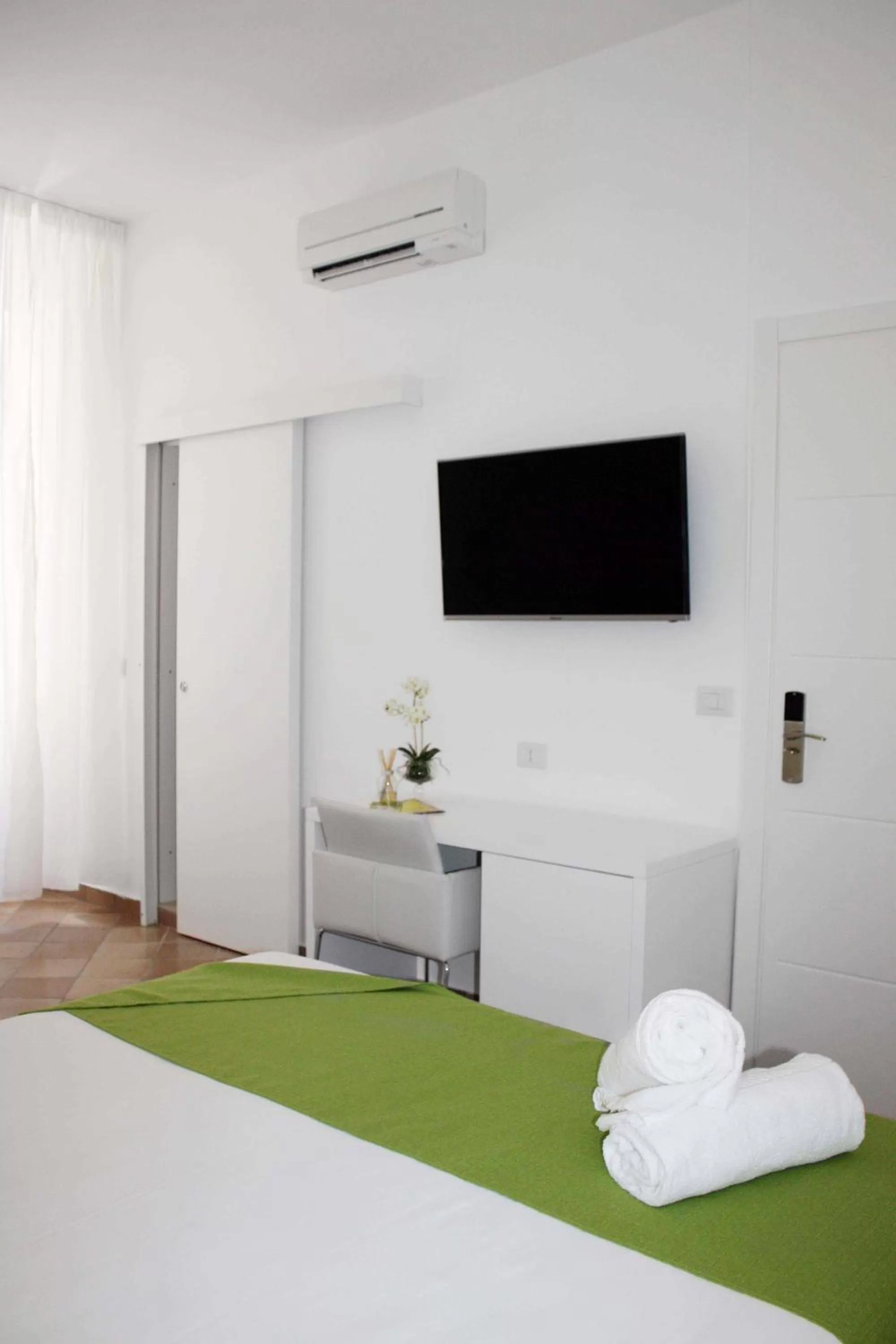 Bed in Roma Resort Colosseum