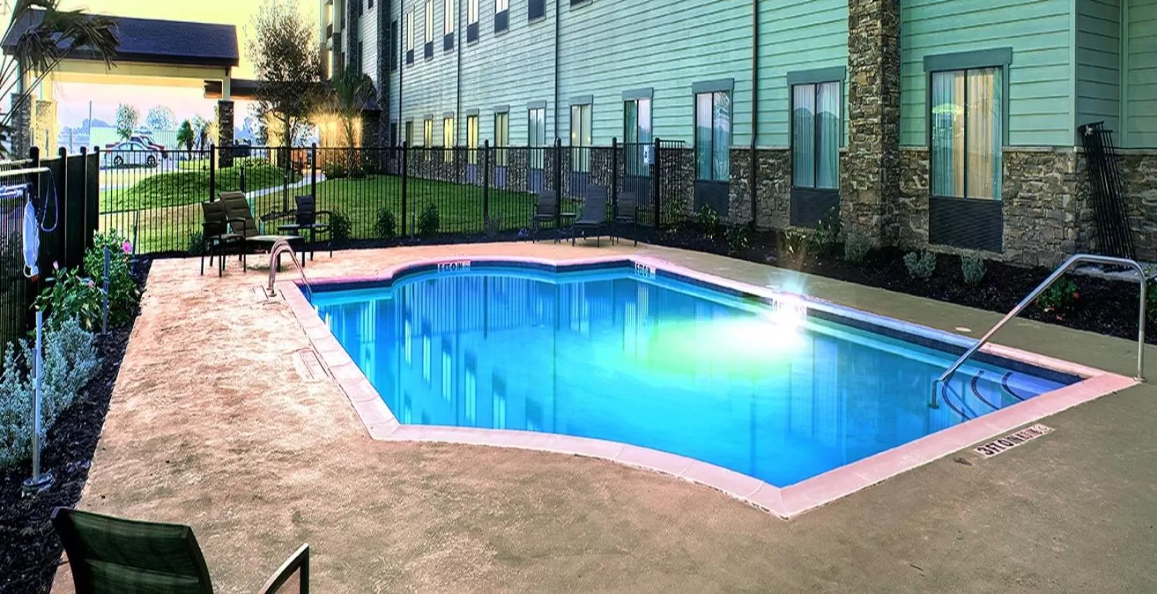 Swimming pool in Comfort Inn & Suites
