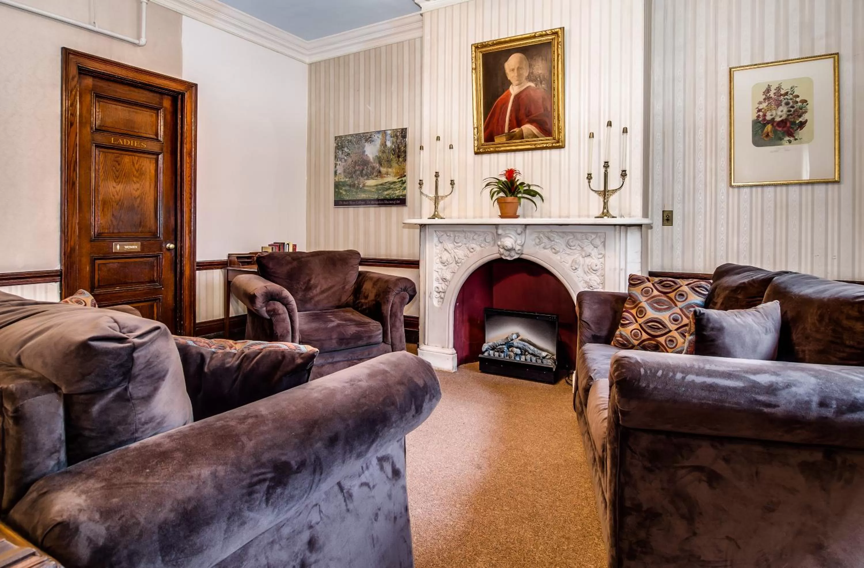 Living room in Leo House