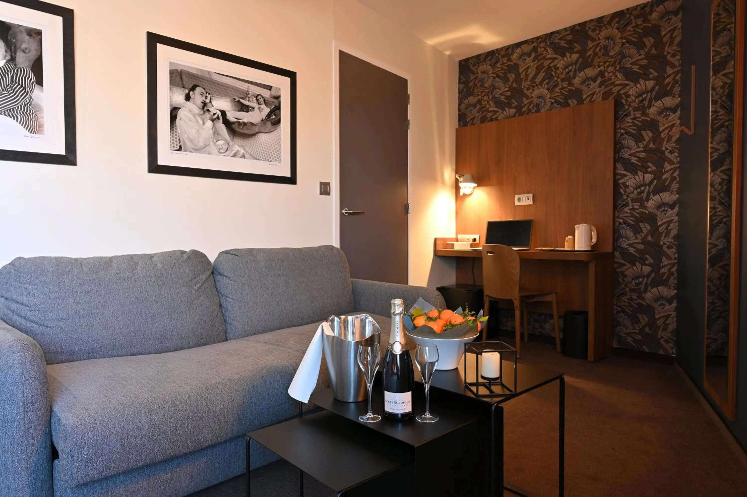 Living room in Dali Hôtel Perpignan - Restaurant