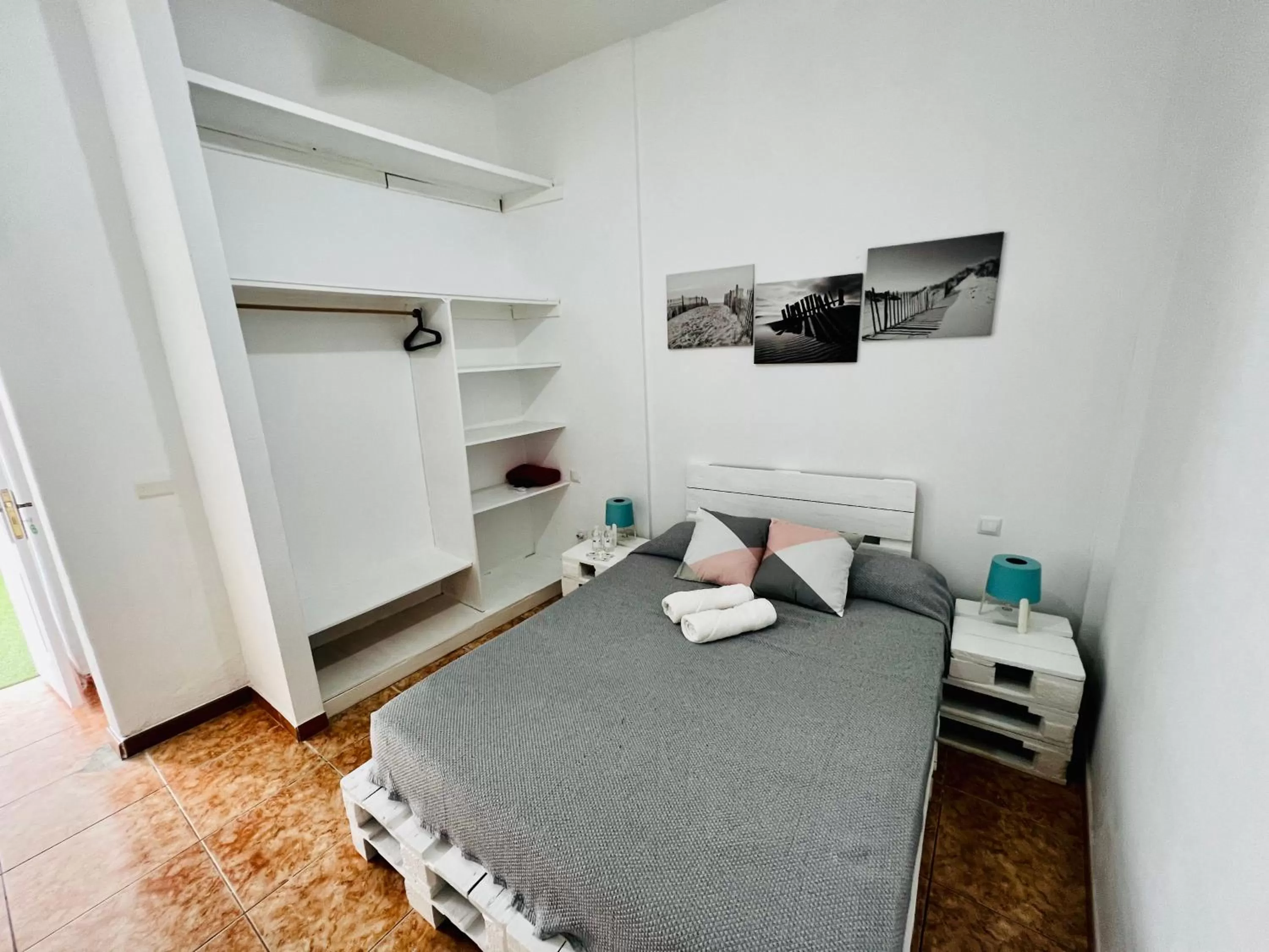 Bedroom, Bed in El jardin de Iris