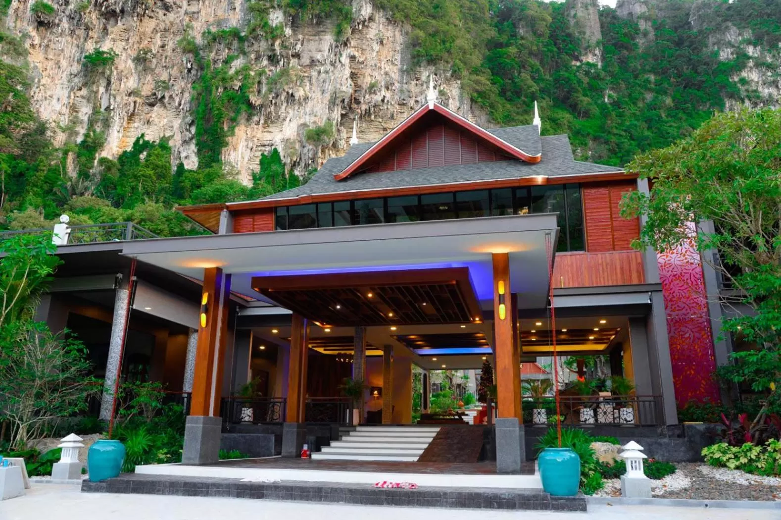 Facade/entrance in The Scene Cliff View Villas