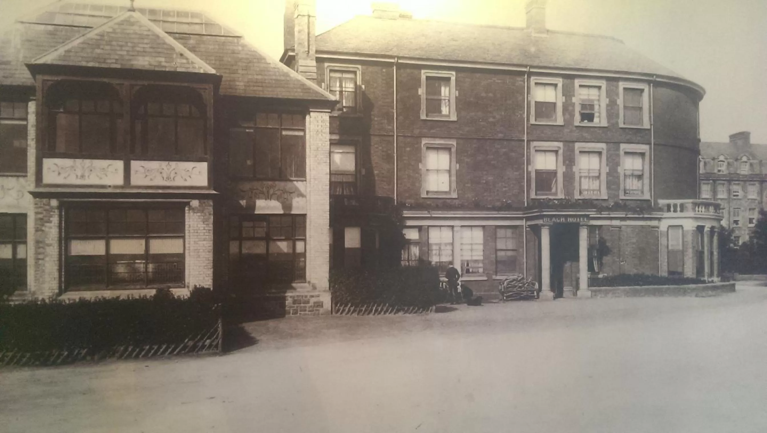Facade/entrance in The Beach Hotel