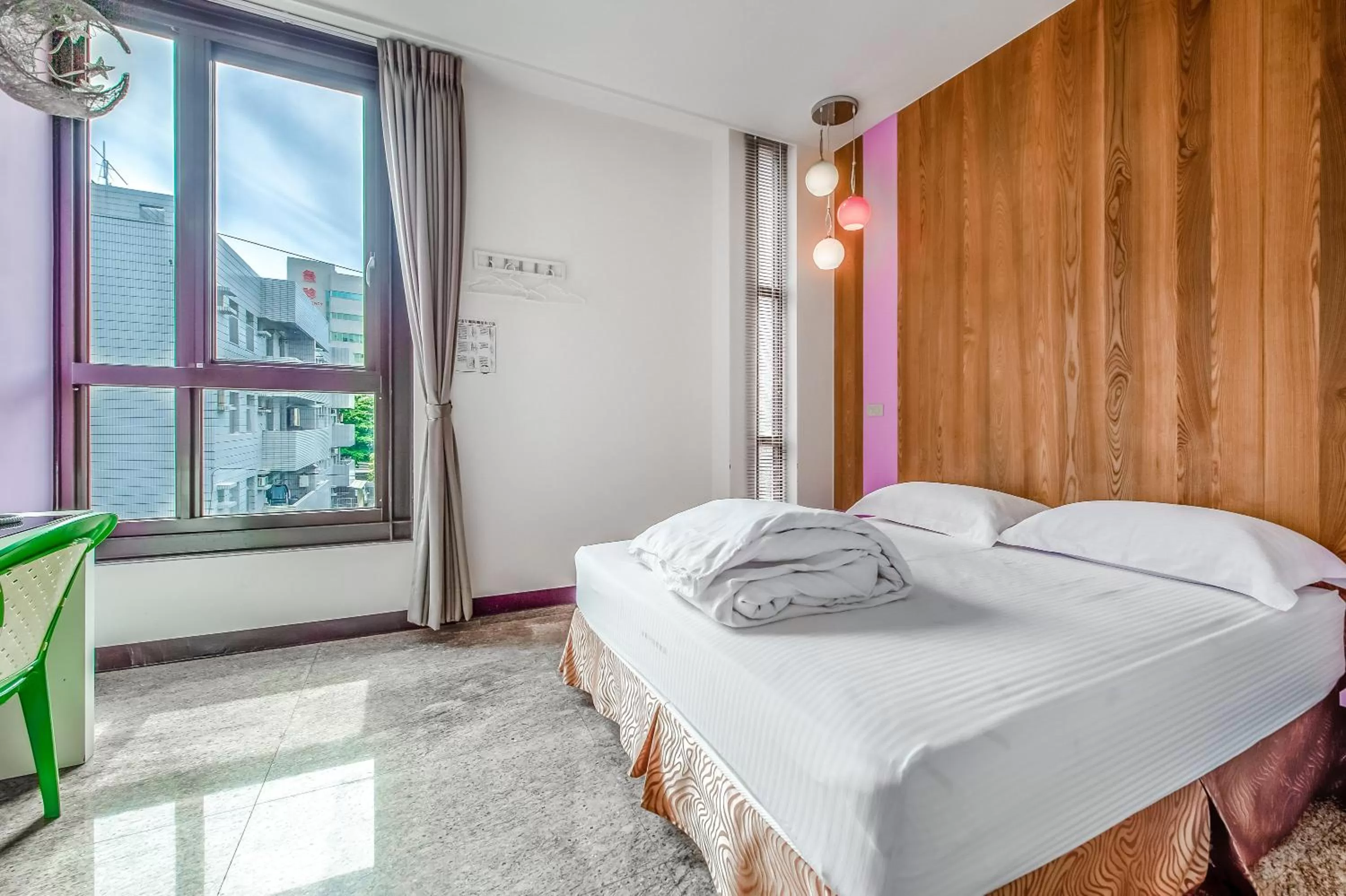 Photo of the whole room, Bed in lightness Station Inn