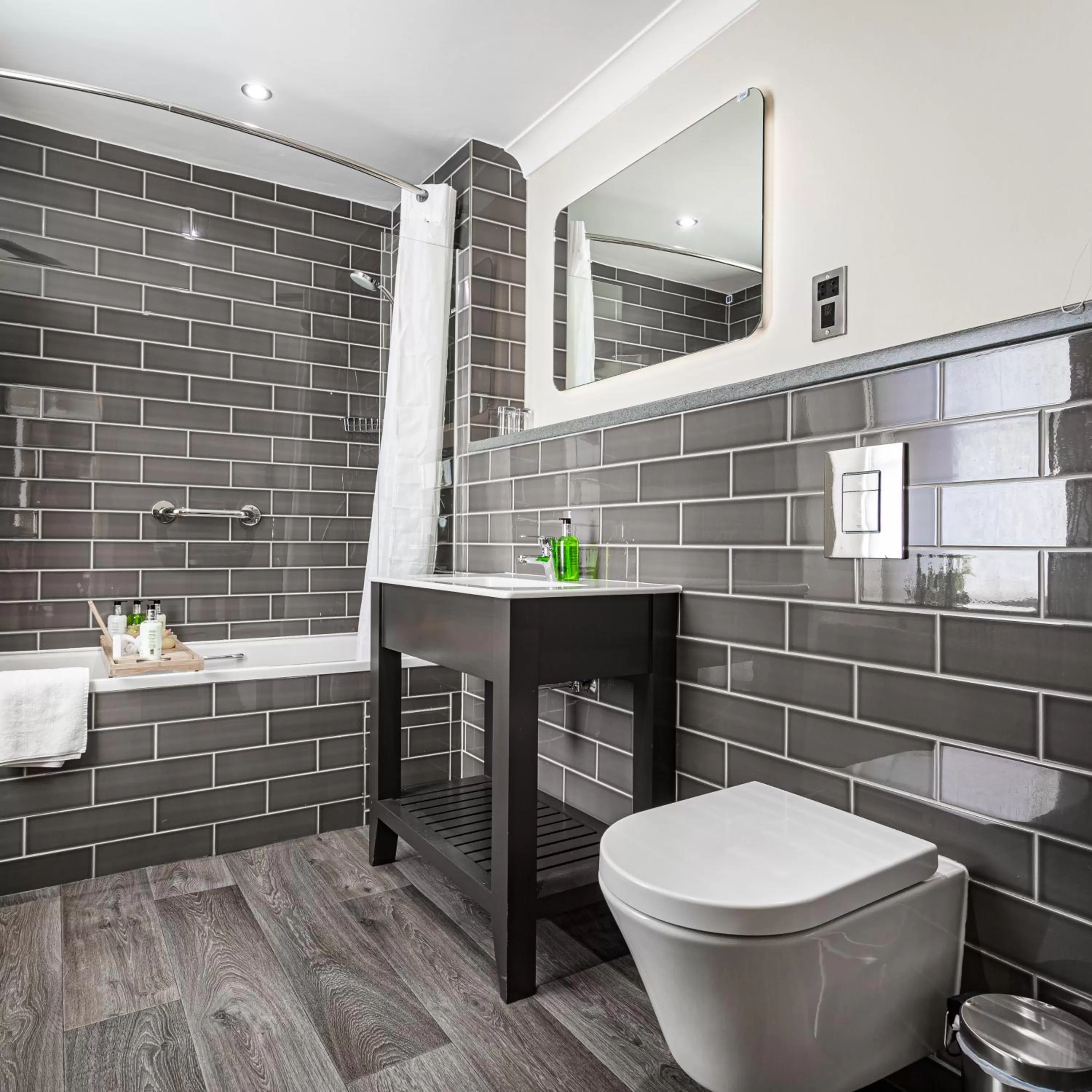 Bathroom in The Castle Hotel, Conwy, North Wales - The Coaching Inn Group