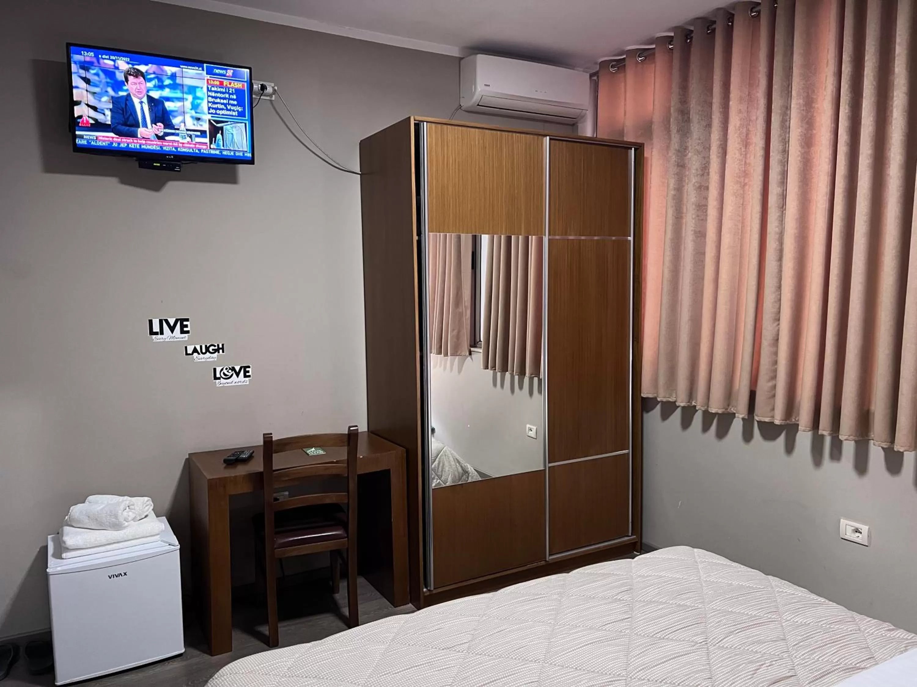 Bed, TV/Entertainment Center in Bobi Hotel