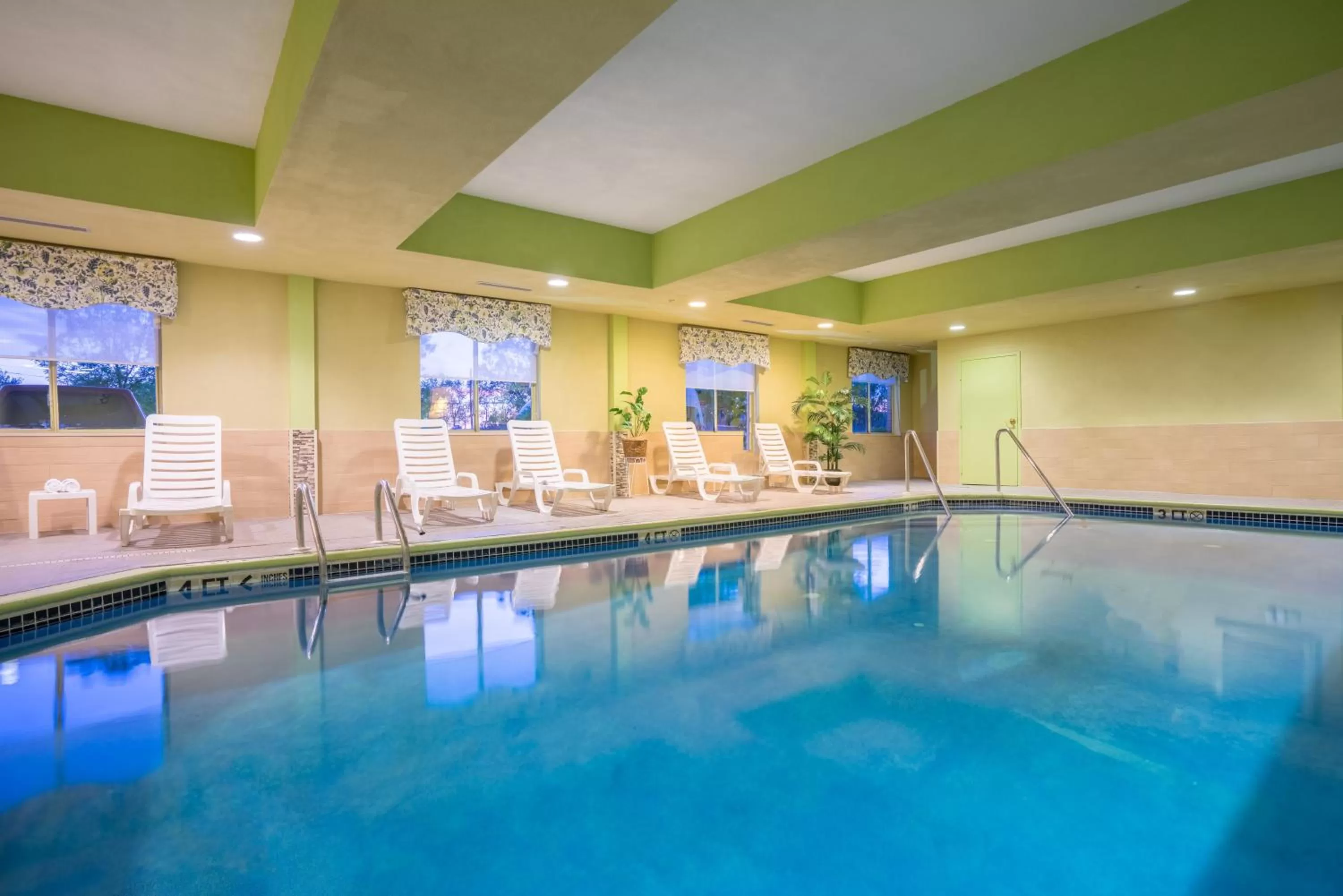 Swimming pool in Holiday Inn Express and Suites Quakertown - Allentown Area by IHG