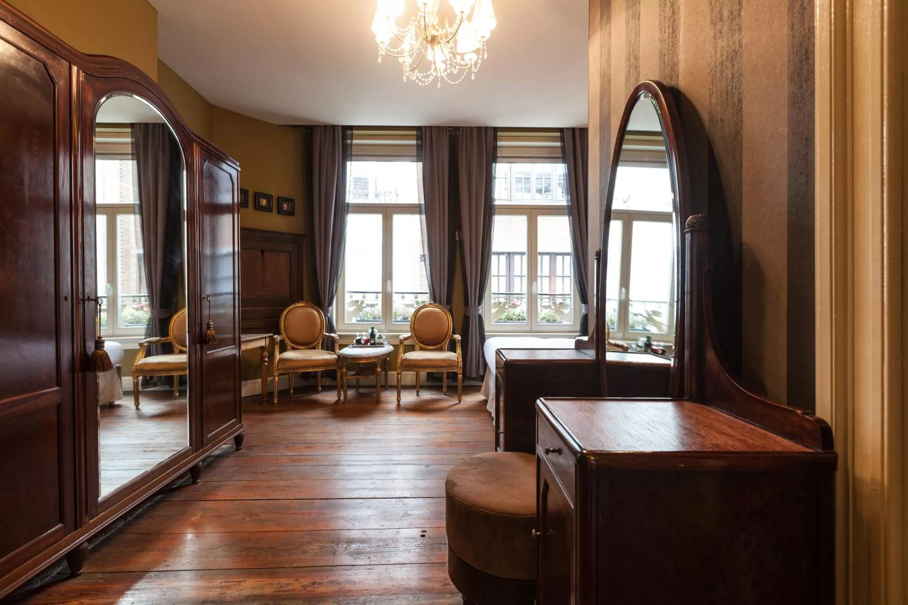 Seating area in Hotel Diamonds and Pearls