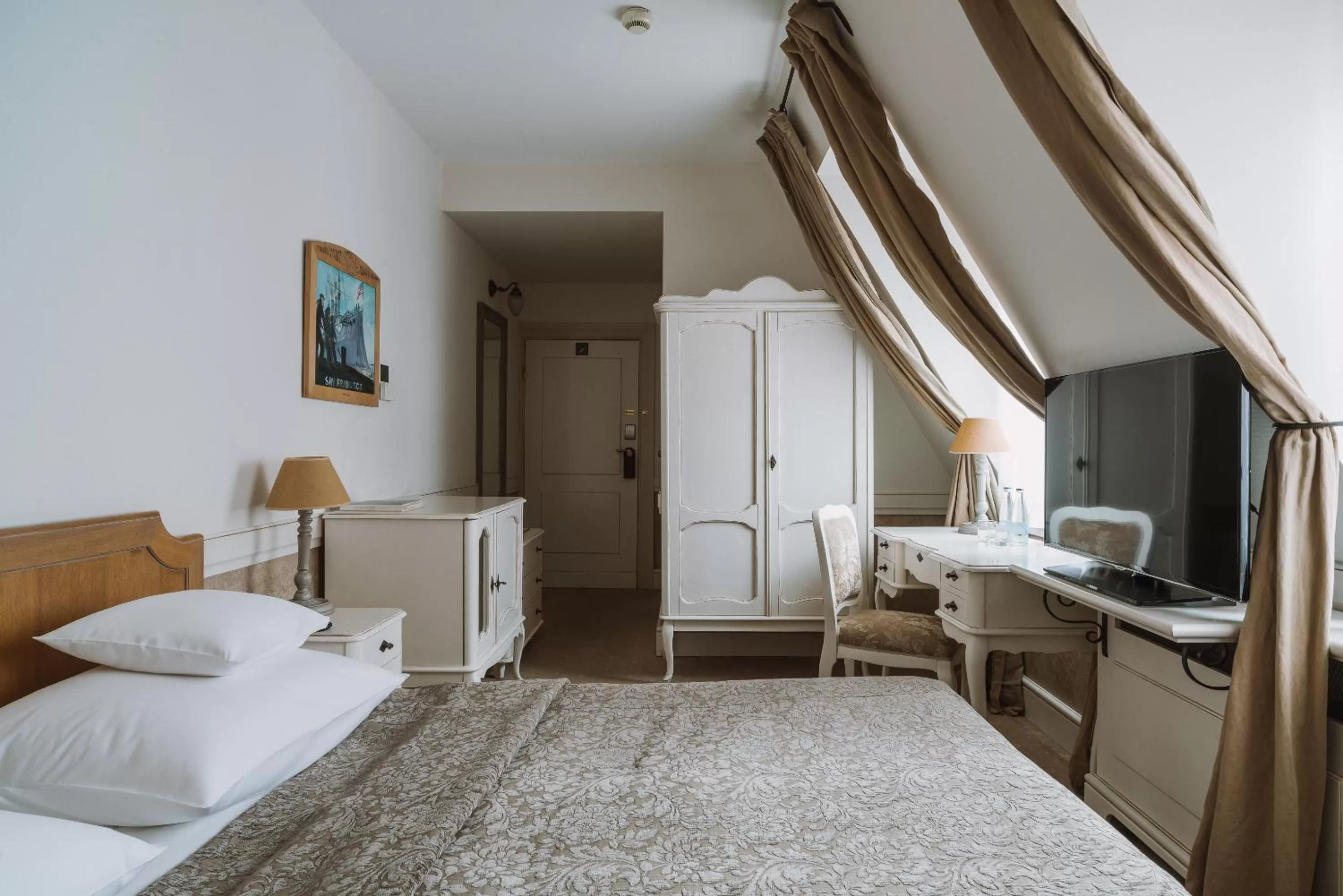 Photo of the whole room, Bed in Art Hotel