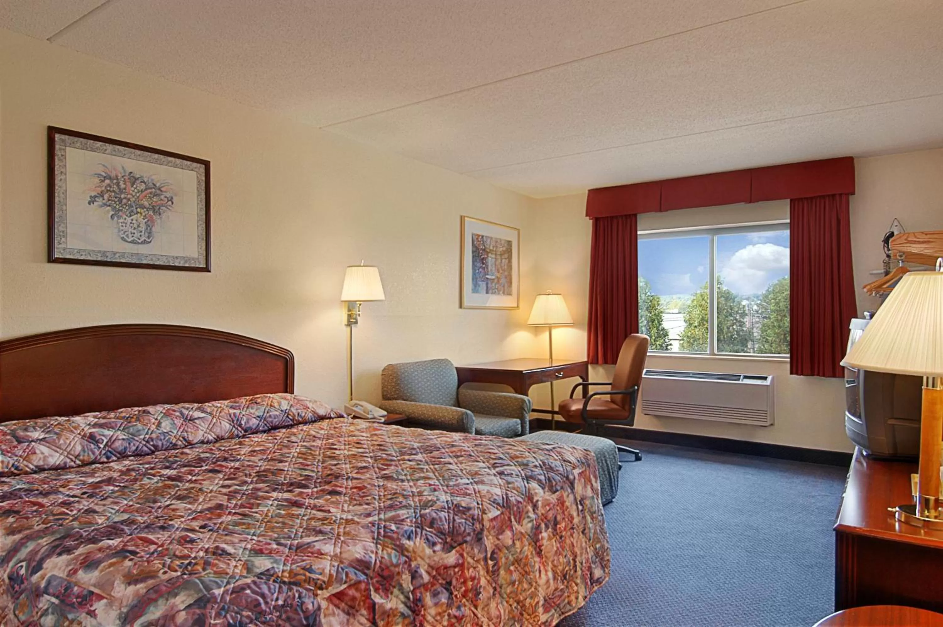 Photo of the whole room, Bed in Super 8 by Wyndham Manchester Airport