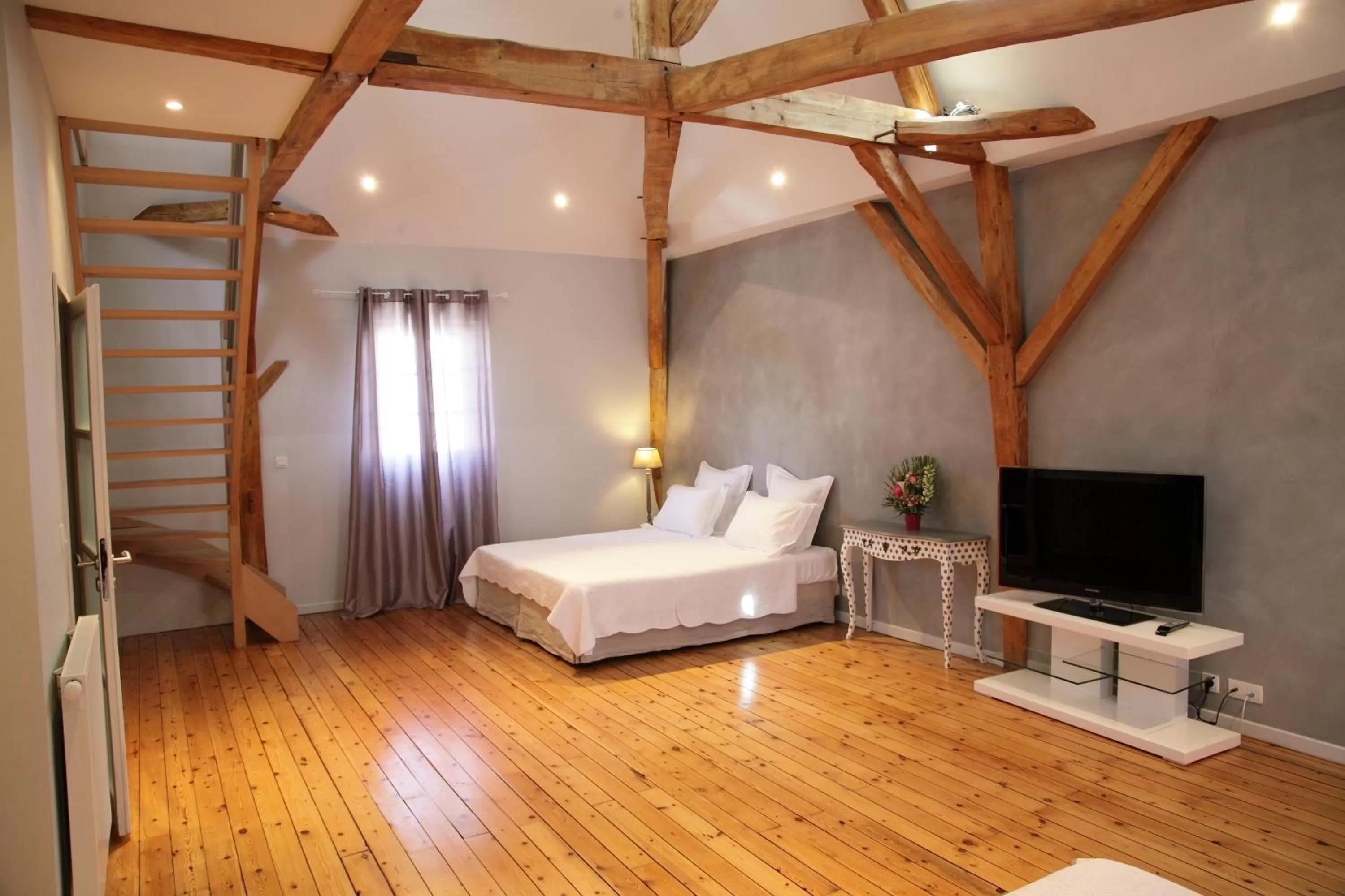 Living room, Bed in A la Fleur de Lys