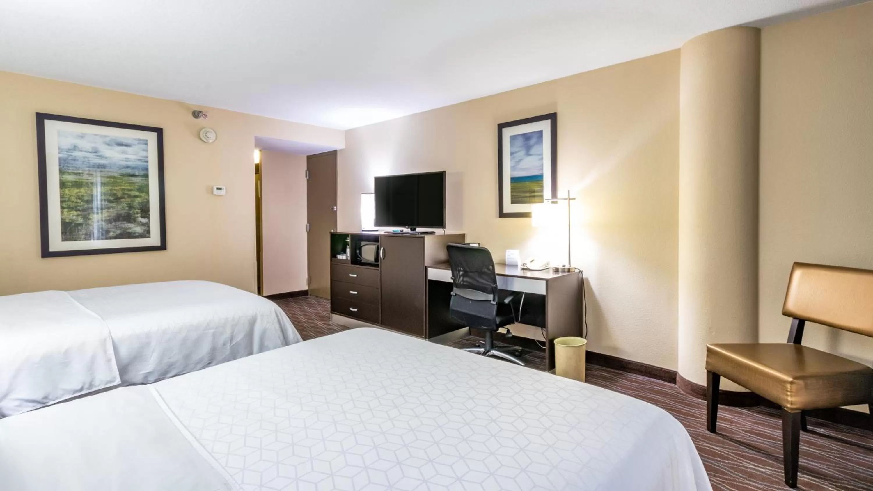 Bed in Holiday Inn Express Boise Downtown by IHG