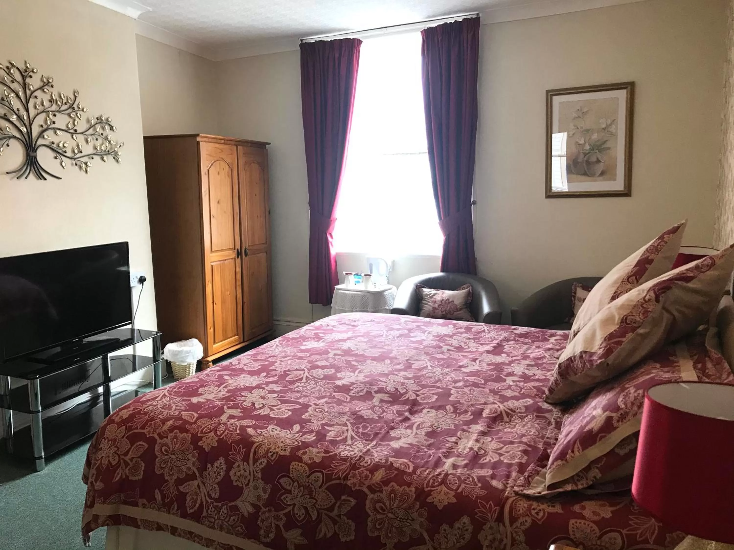 Bedroom, Bed in White Court Llandudno