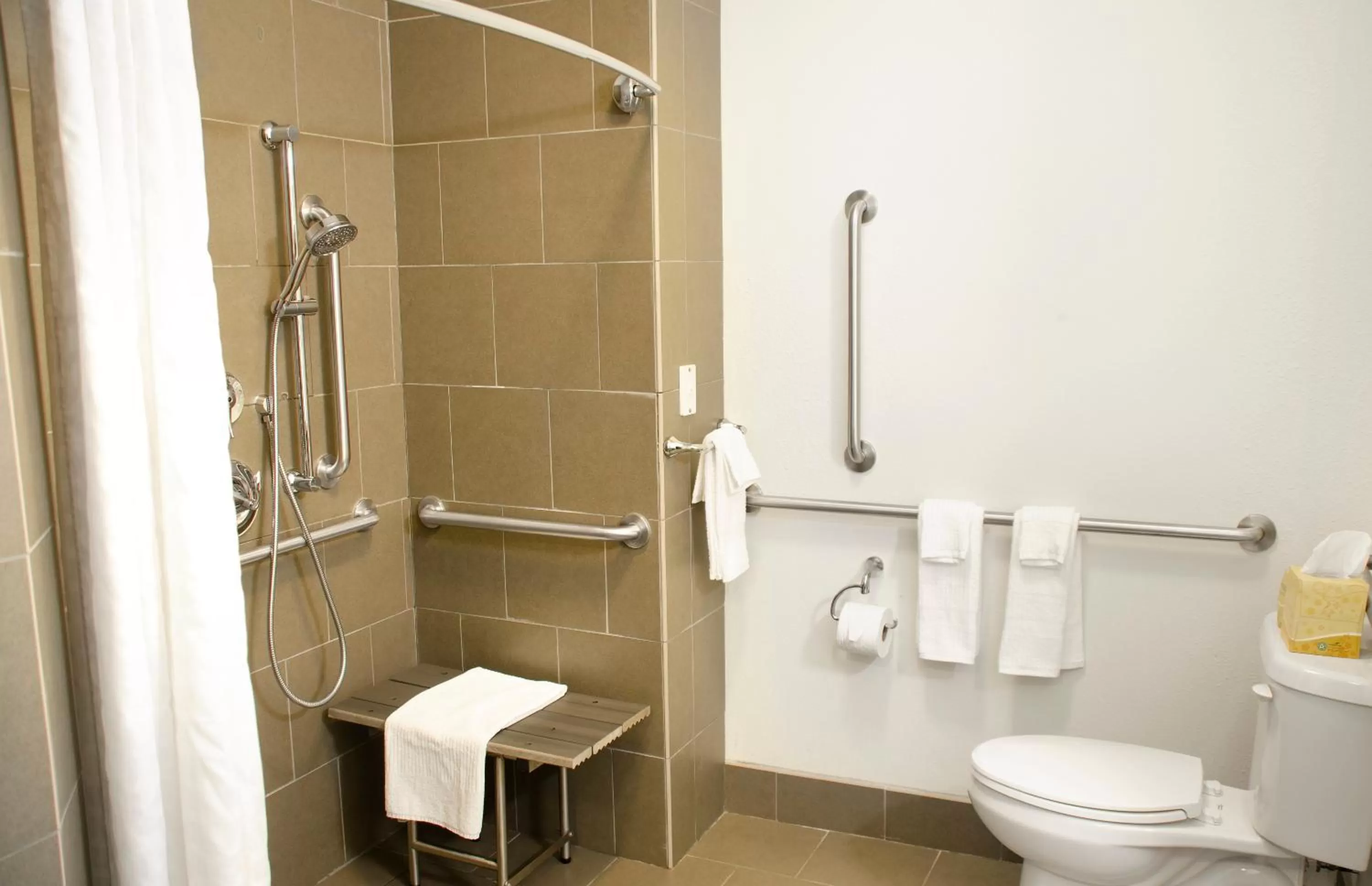 Queen Studio Suite - Mobility Acces Roll in Shower/Non-Smoking in Candlewood Suites York, an IHG Hotel