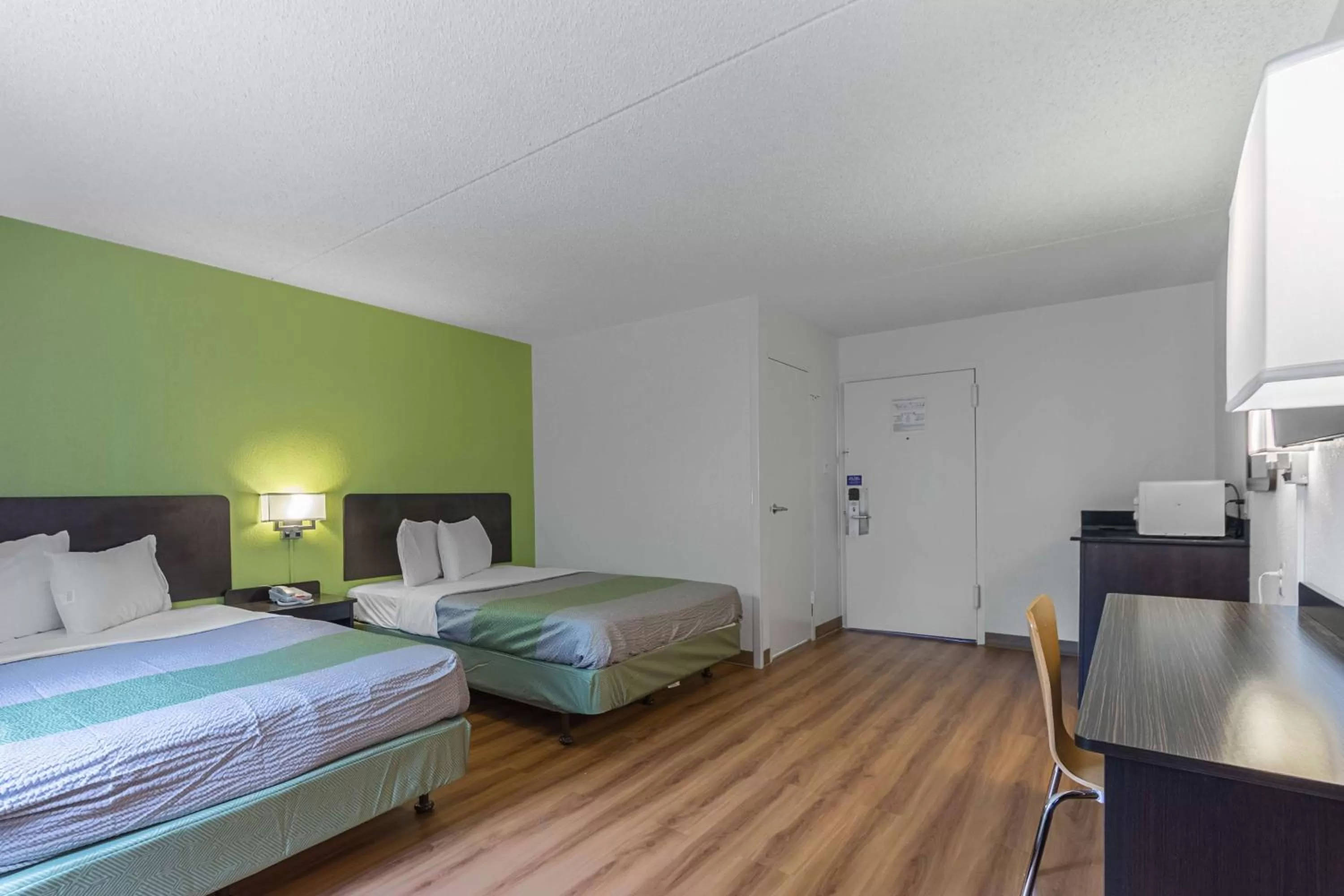 Photo of the whole room, Bed in Motel 6-Warminster, PA