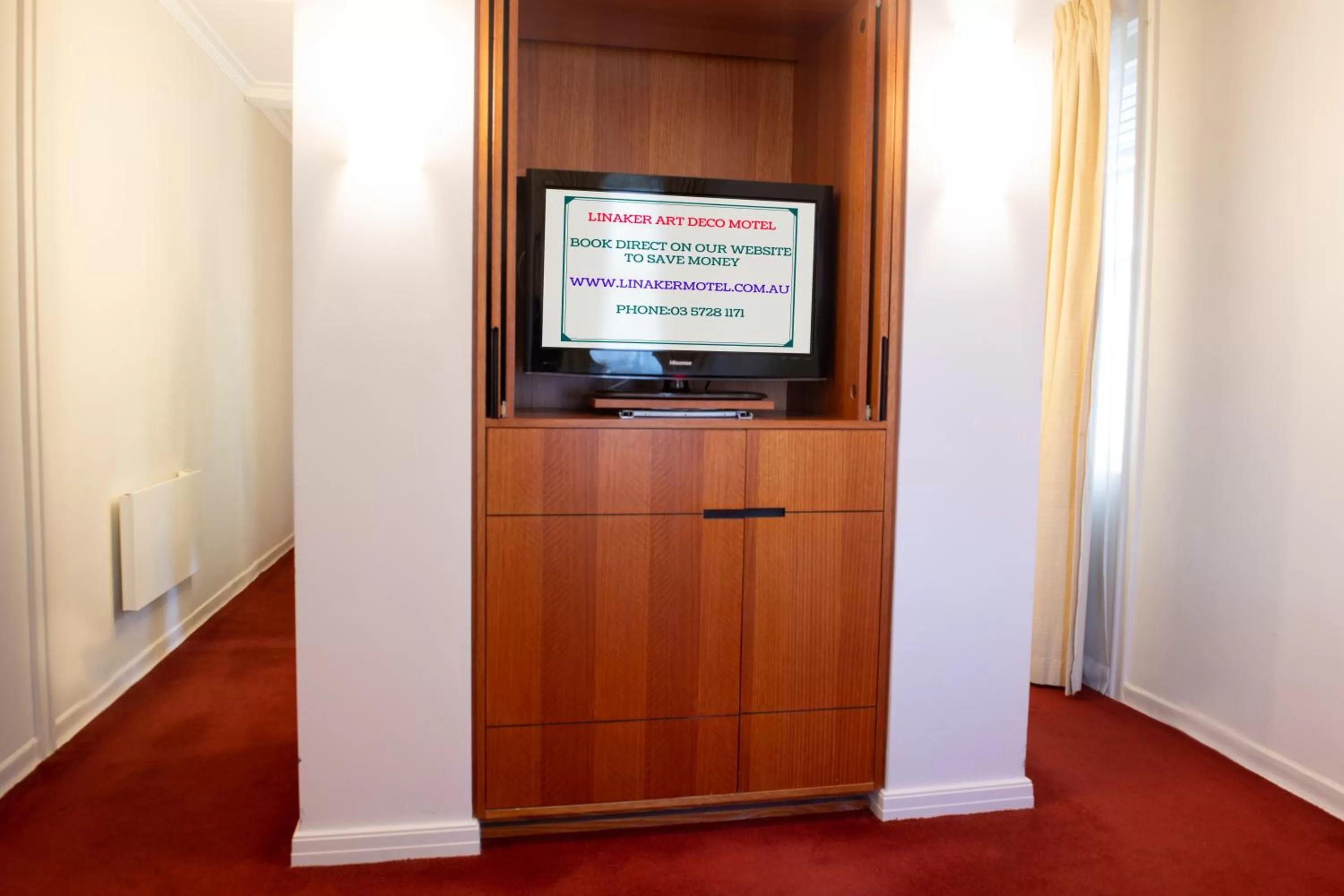 TV and multimedia in Linaker Art Deco Motel