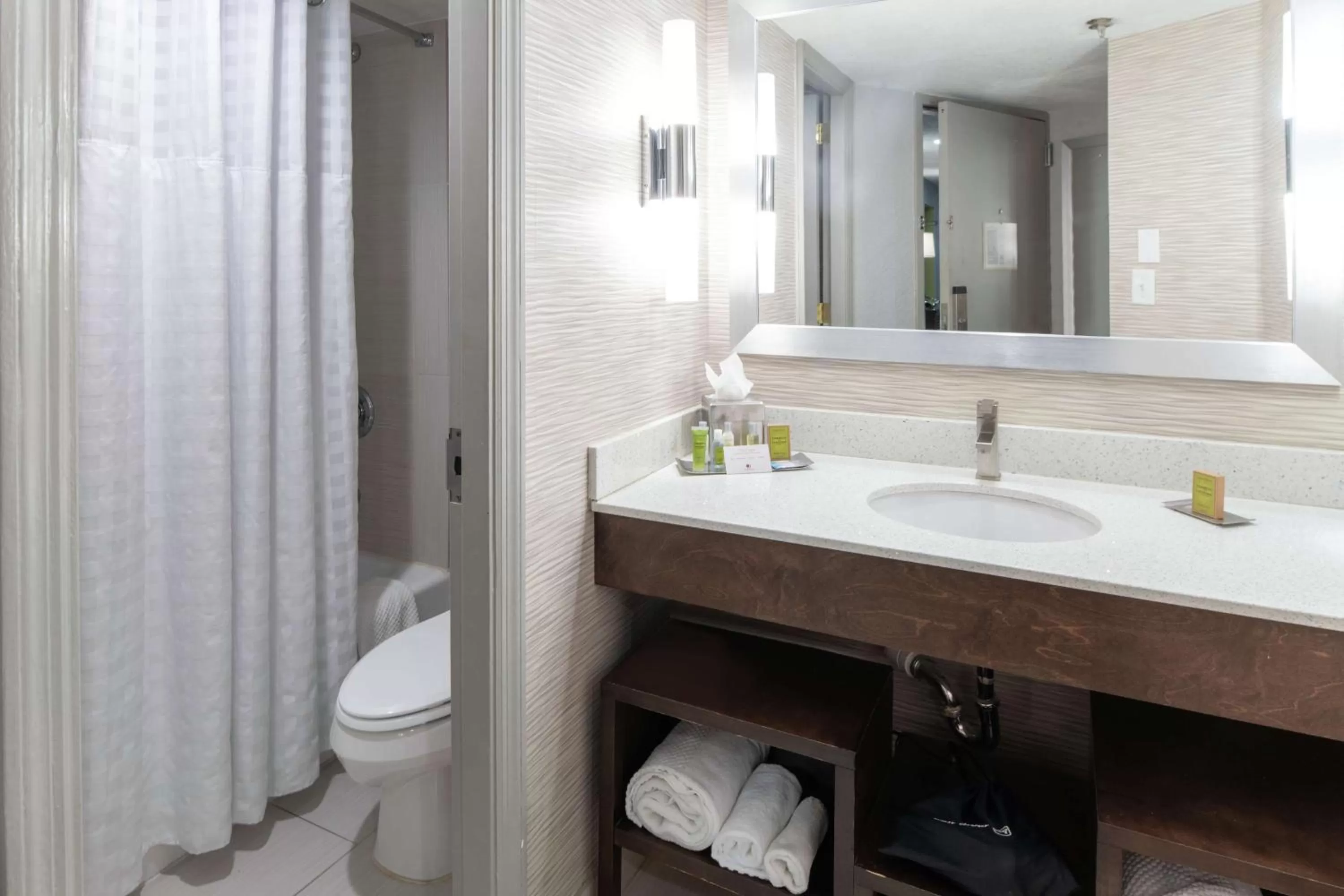 Bathroom in DoubleTree by Hilton Hotel Jacksonville Airport