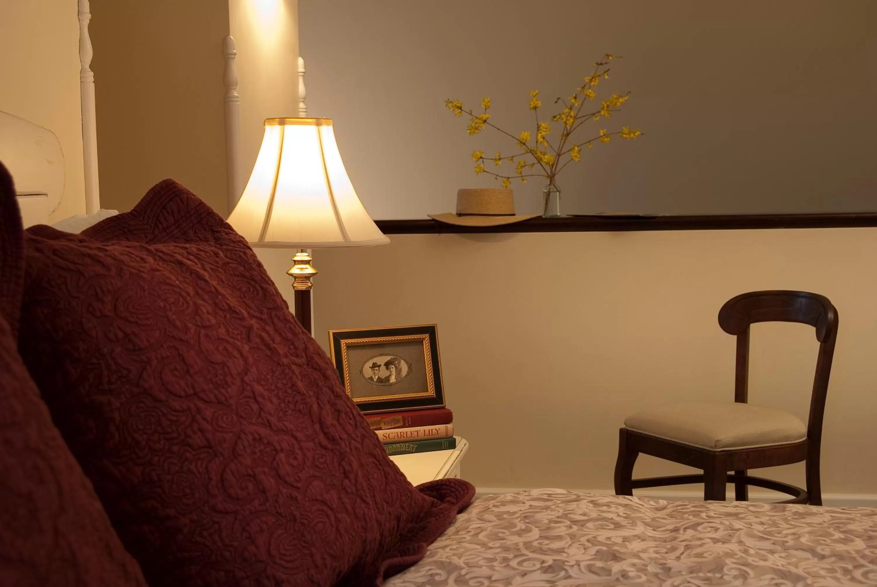 Bedroom, Seating Area in Eagle Harbor Inn