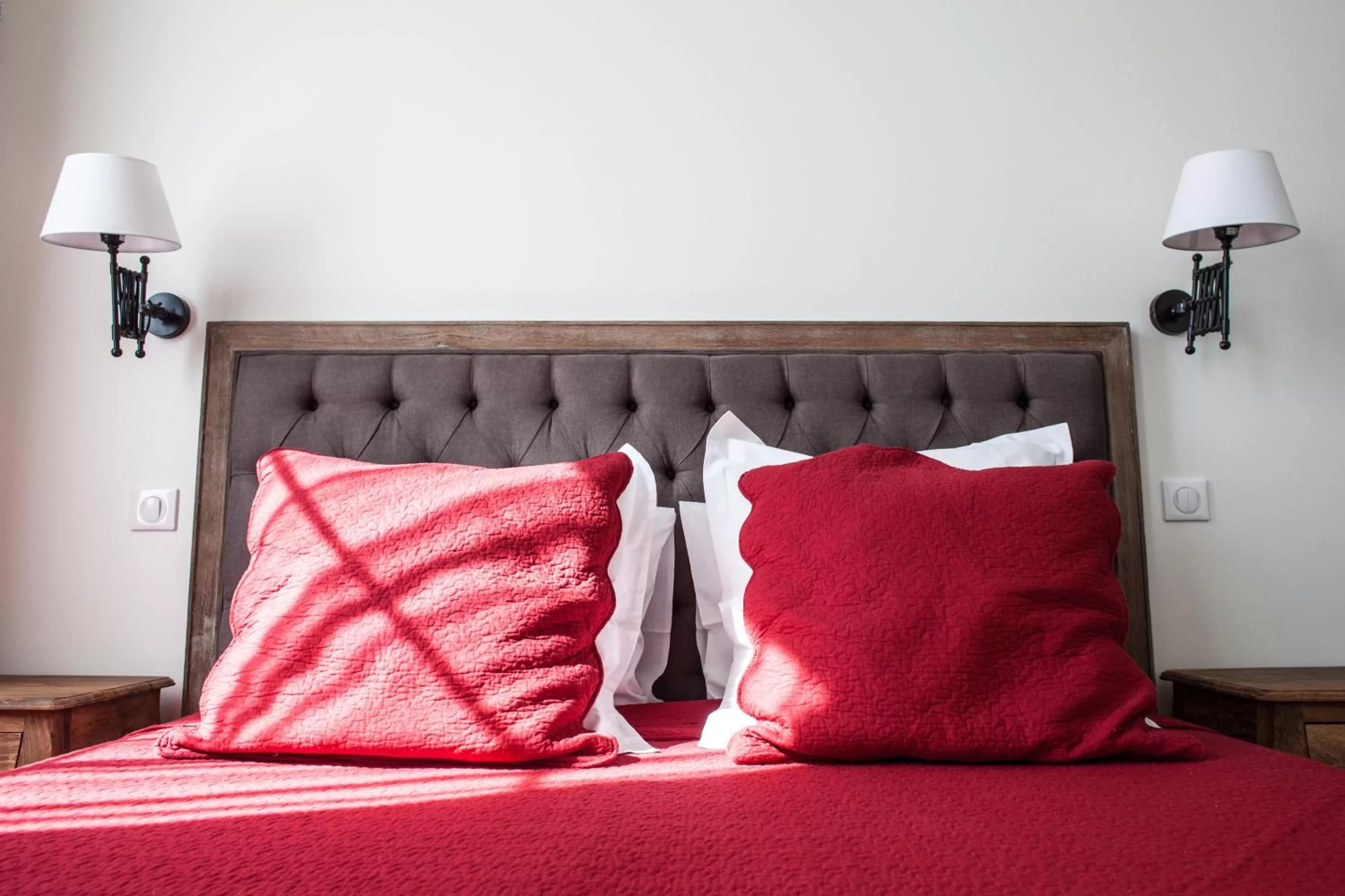 Photo of the whole room, Bed in Hôtel Henri IV