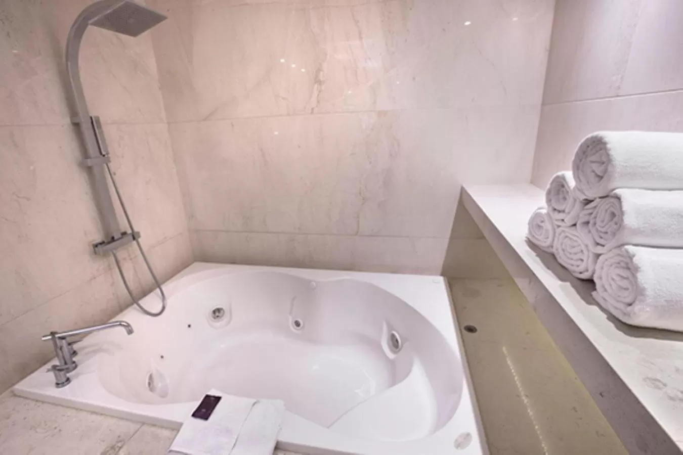 Bath in HS HOTSSON Hotel Leon