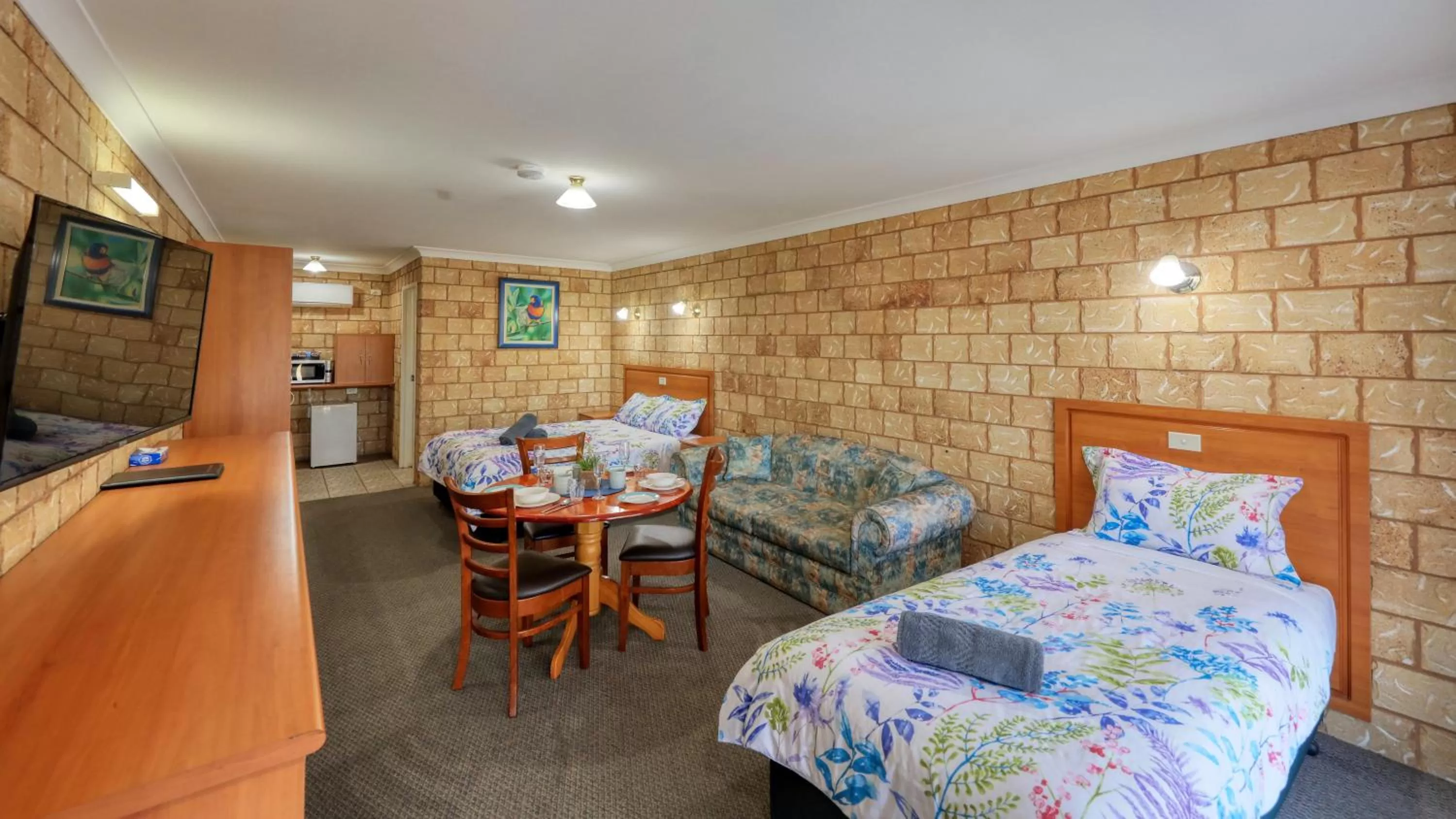 Dining area, Bed in Darling River Motel