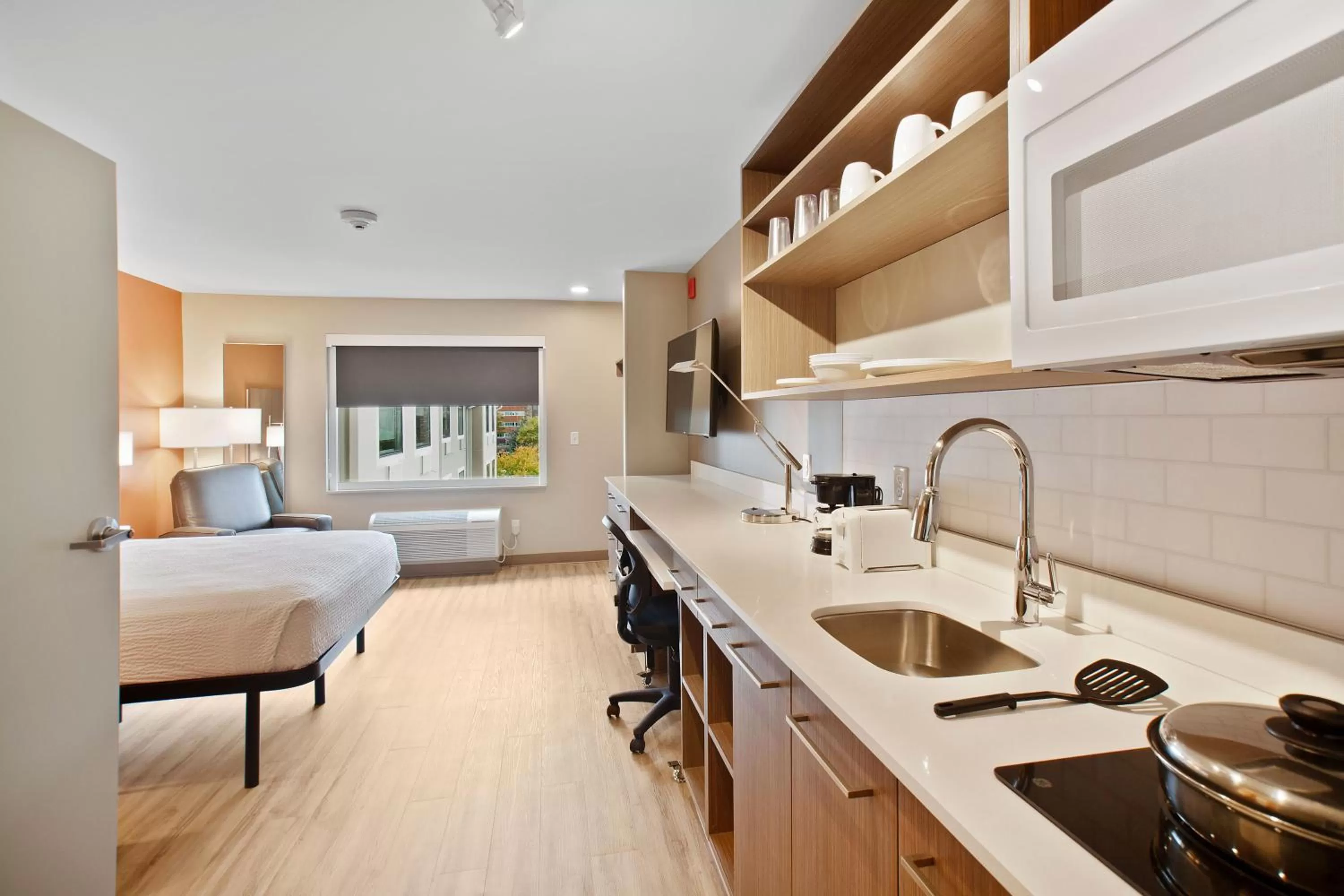 Kitchen or kitchenette, Bed in Extended Stay America Premier Suites - Providence - East Providence