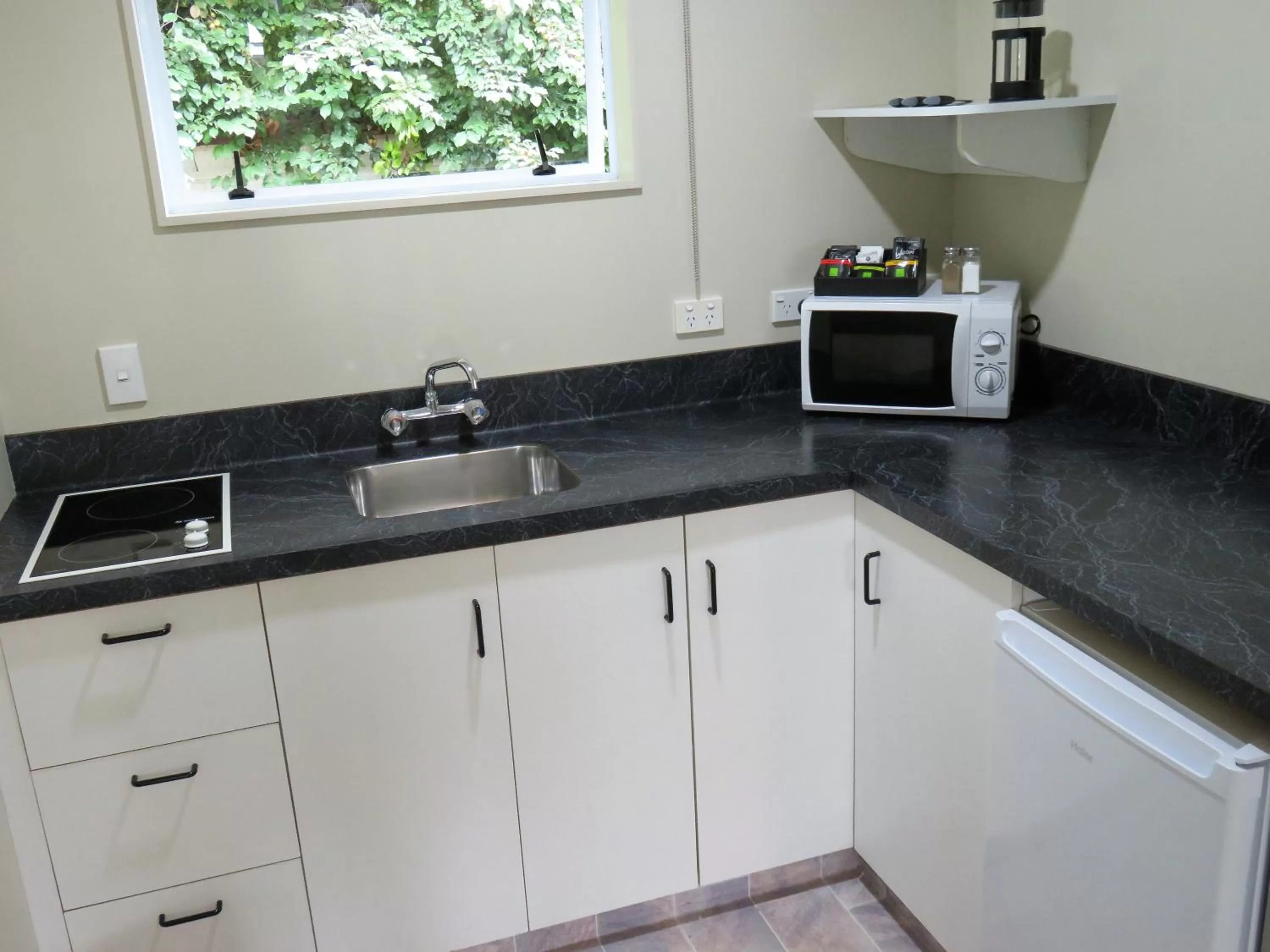 Kitchen or kitchenette in Admirals Motor Lodge