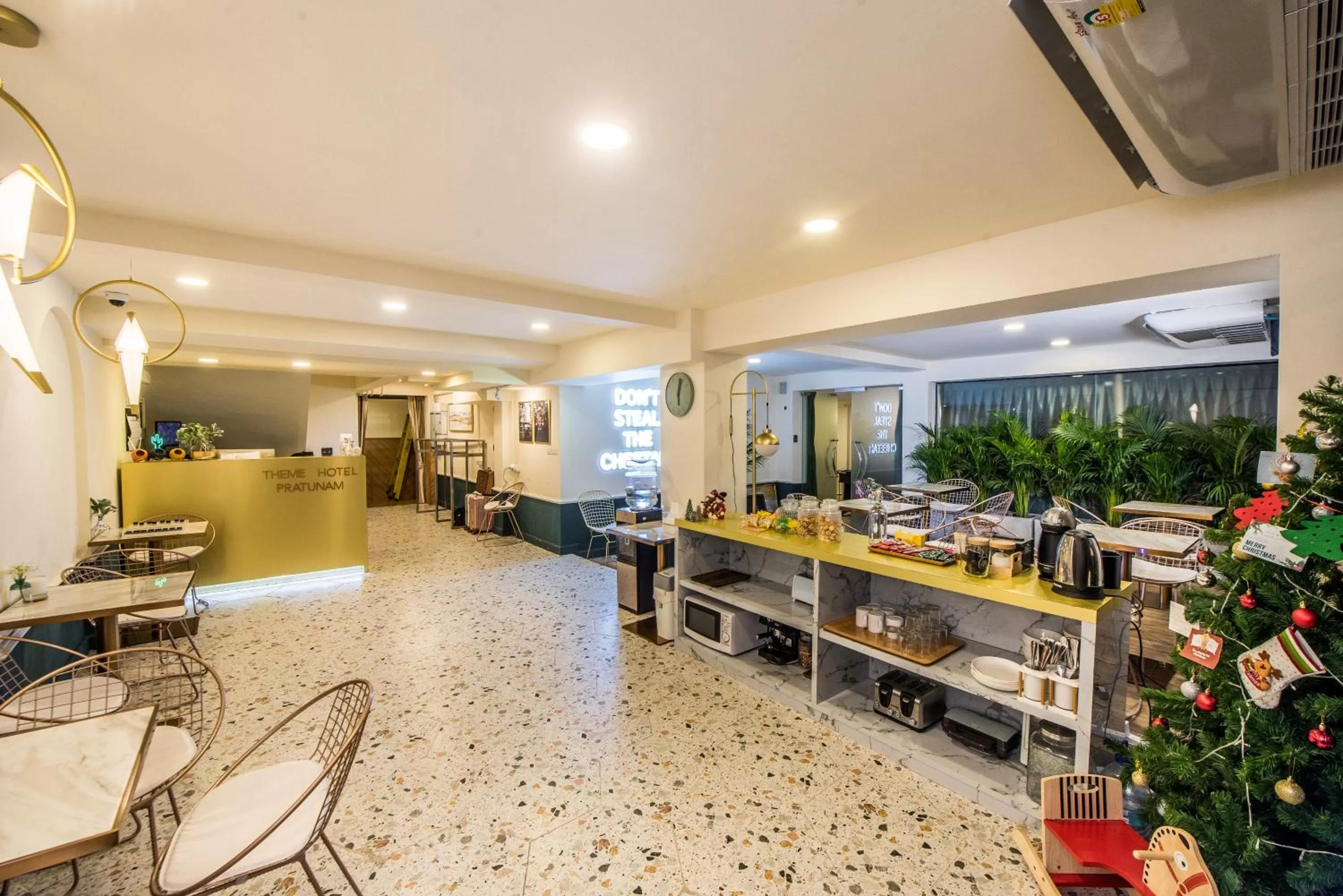 Lounge or bar in Theme Boutique Hotel Bangkok