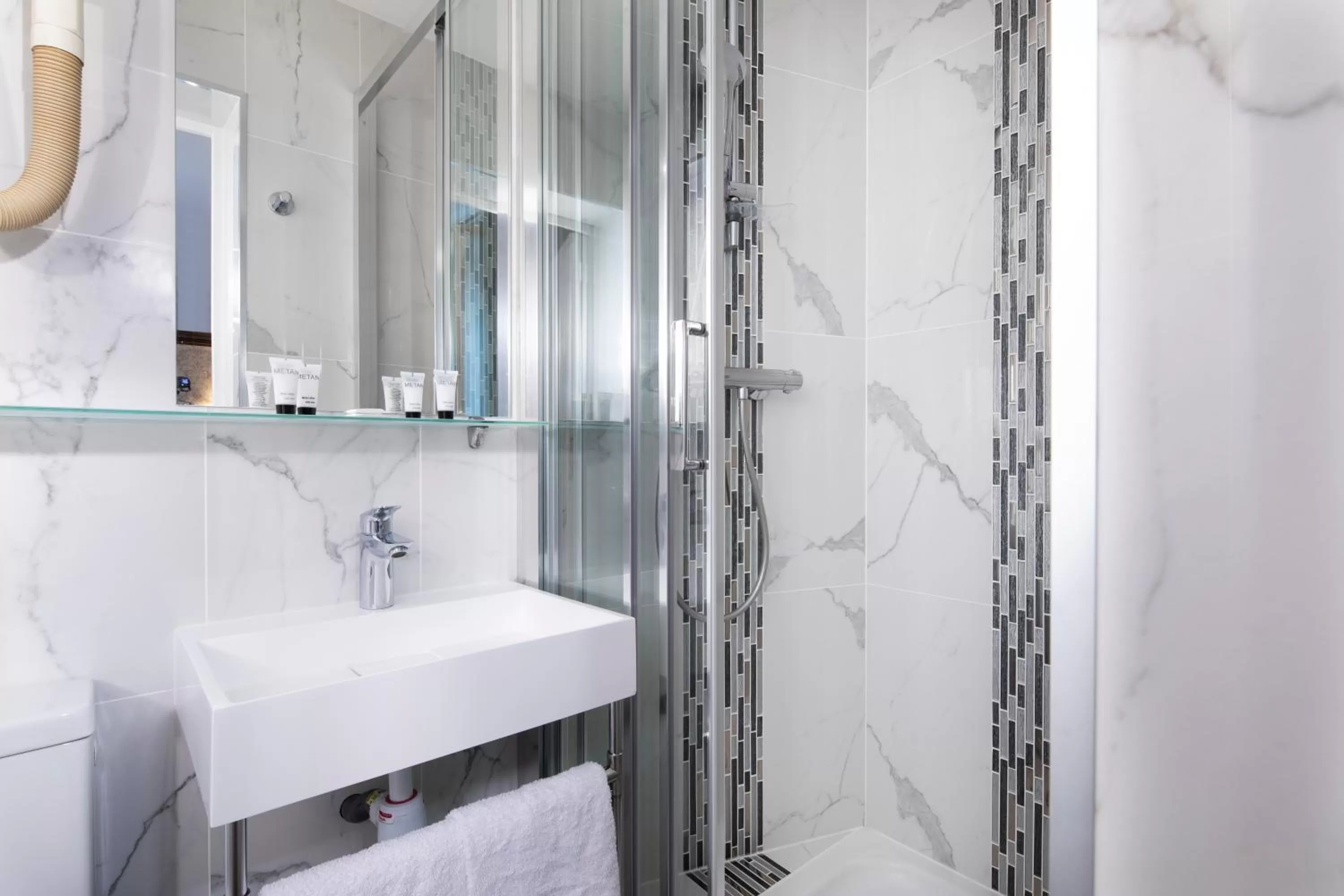Shower in Hôtel de Genève