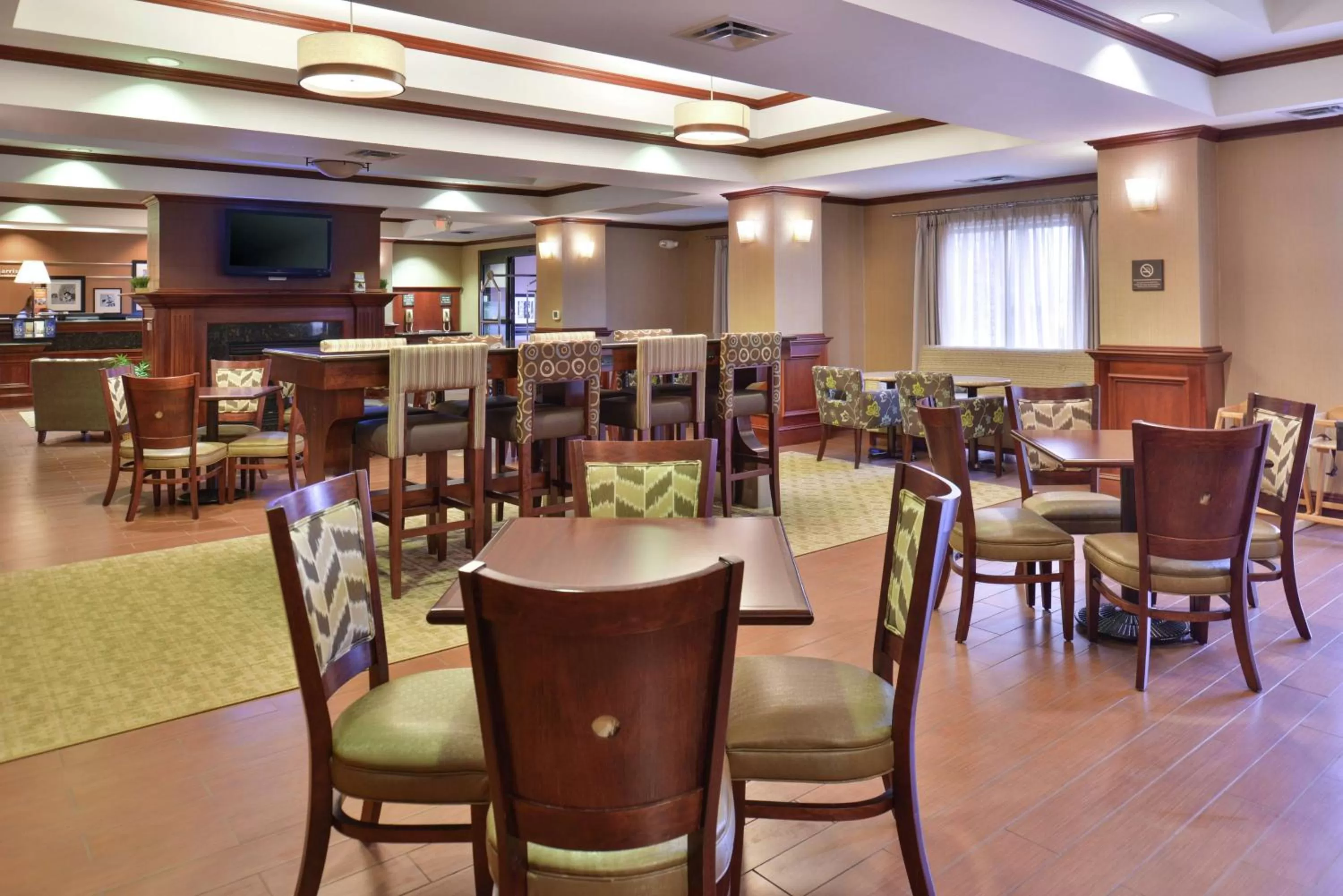 Dining area in Hampton Inn Harrison