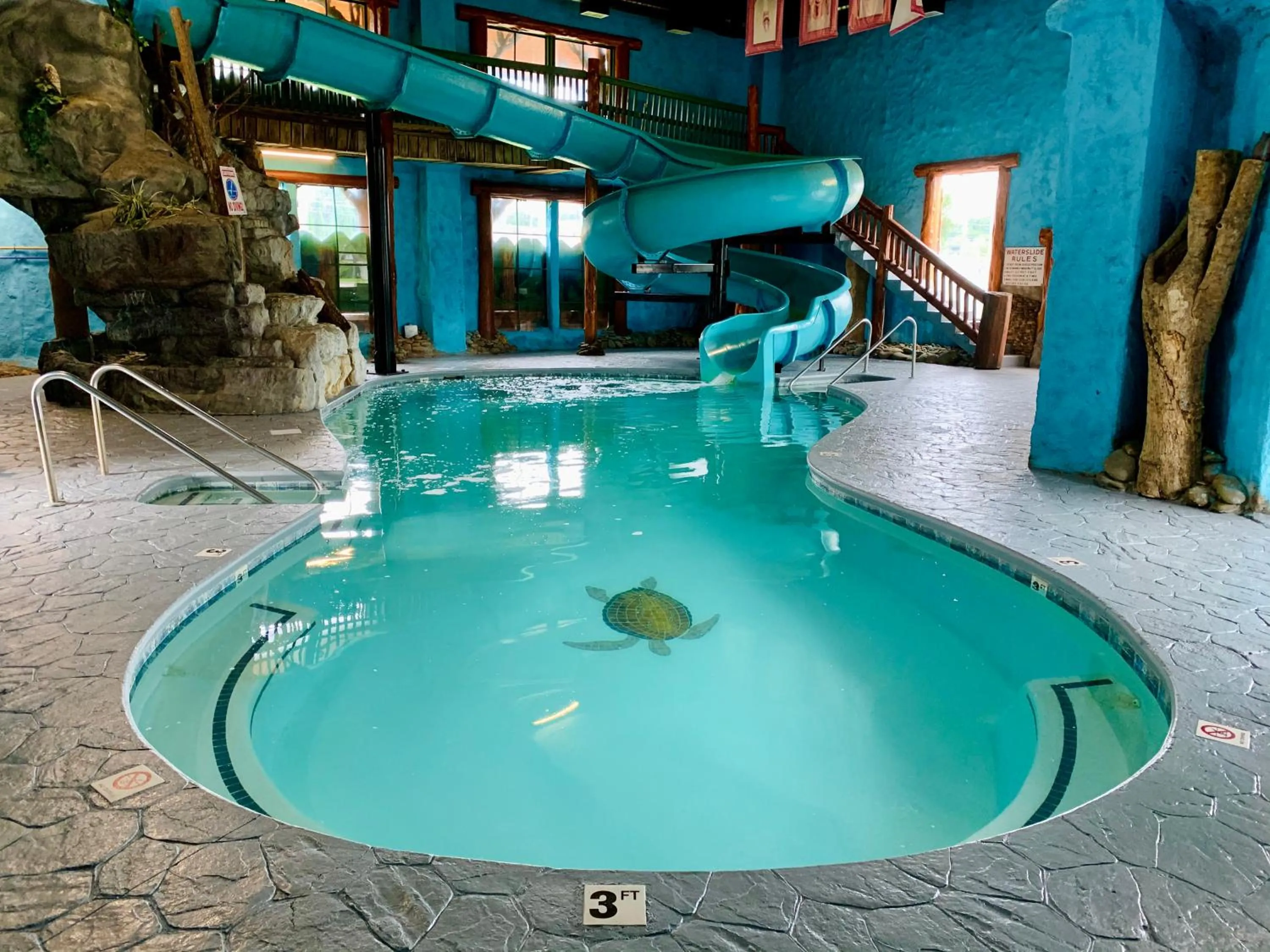 Swimming pool in Riverchase Lodge